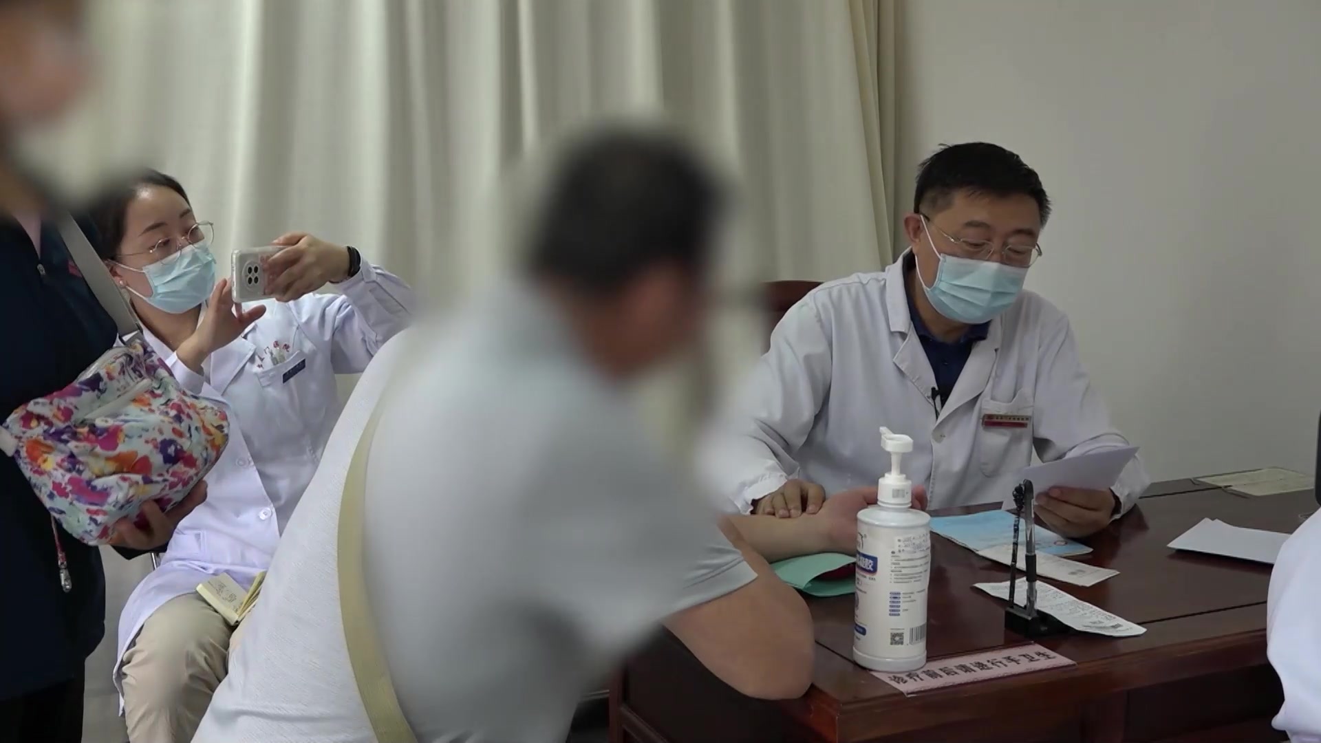 风盛则痒/湿热蕴肤：69岁男性顽固瘙痒的祛风搜络益气法