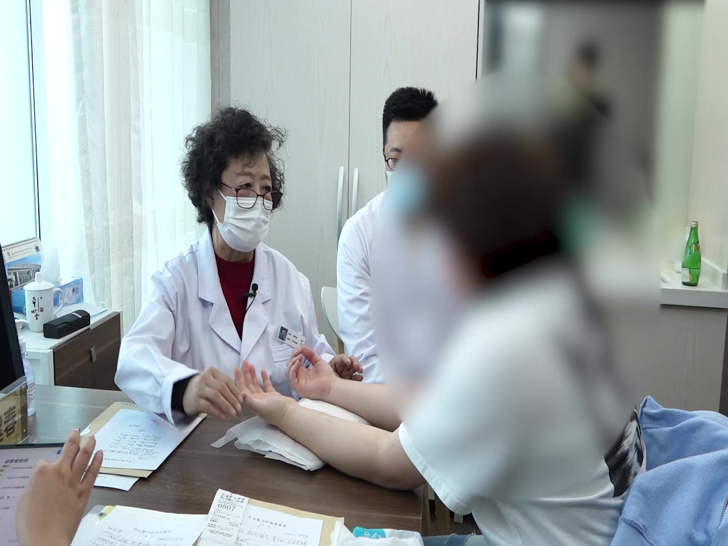 痰湿内阻兼肾虚血瘀：16岁多囊女孩月经停闭与皮肤黑斑的化痰除湿补肾法
