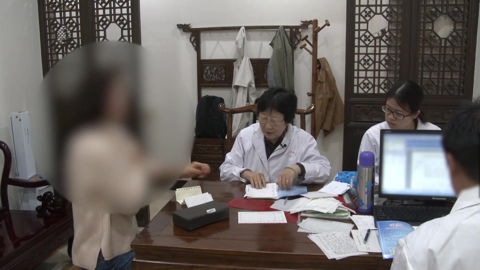 脾肾亏虚湿热瘀阻：22岁闭经多囊患者腹胀便溏的温经汤加减治疗
