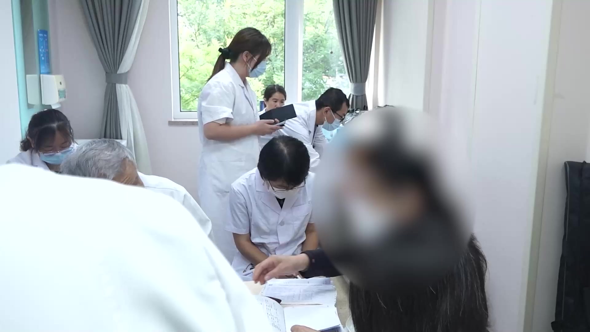 气虚血瘀兼外寒：53岁女性心衰胸闷气短的中药分步调治