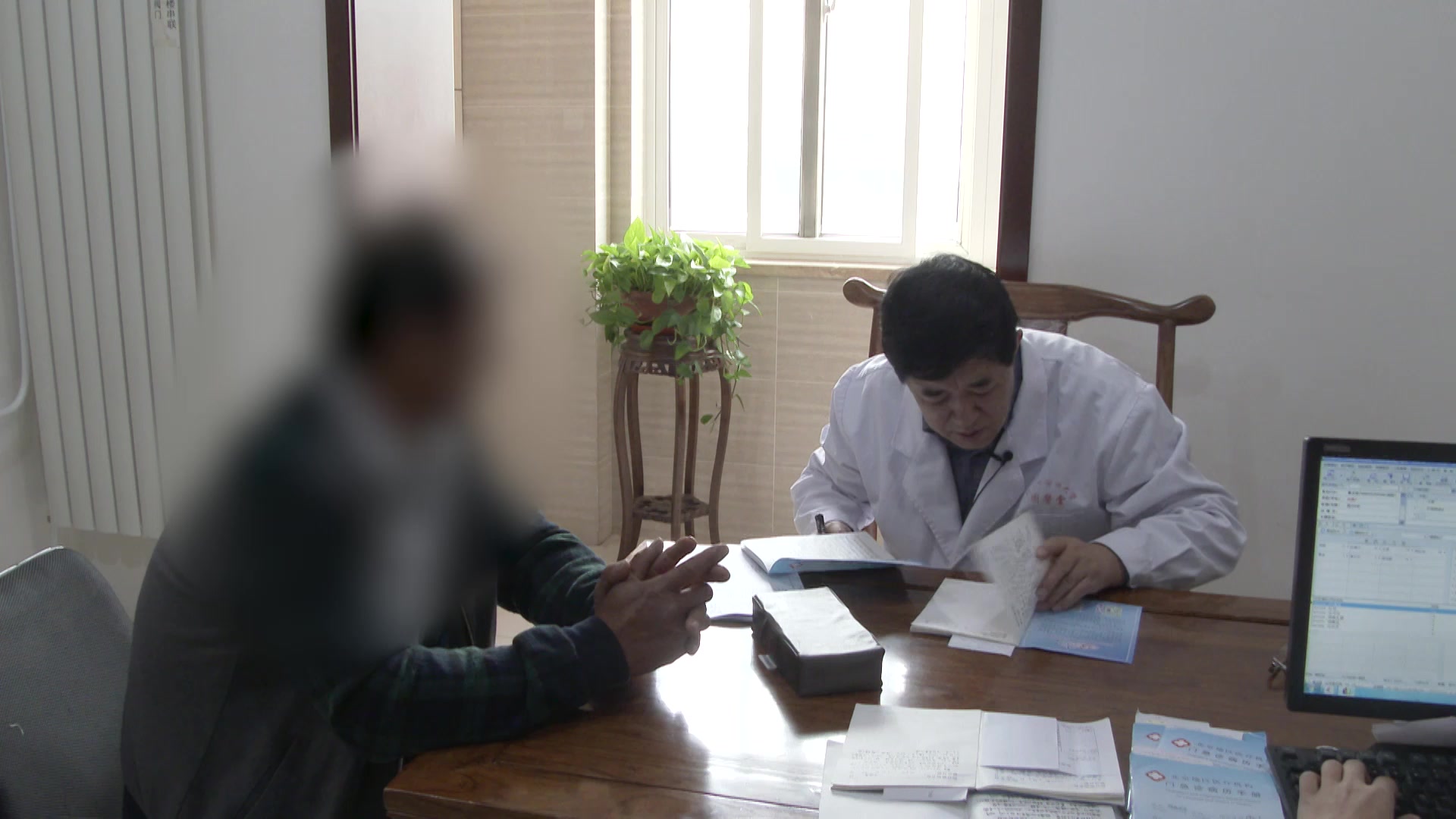 肝郁化热犯脾：58岁男性急躁后胸闷气短腹胀的疏肝清热法