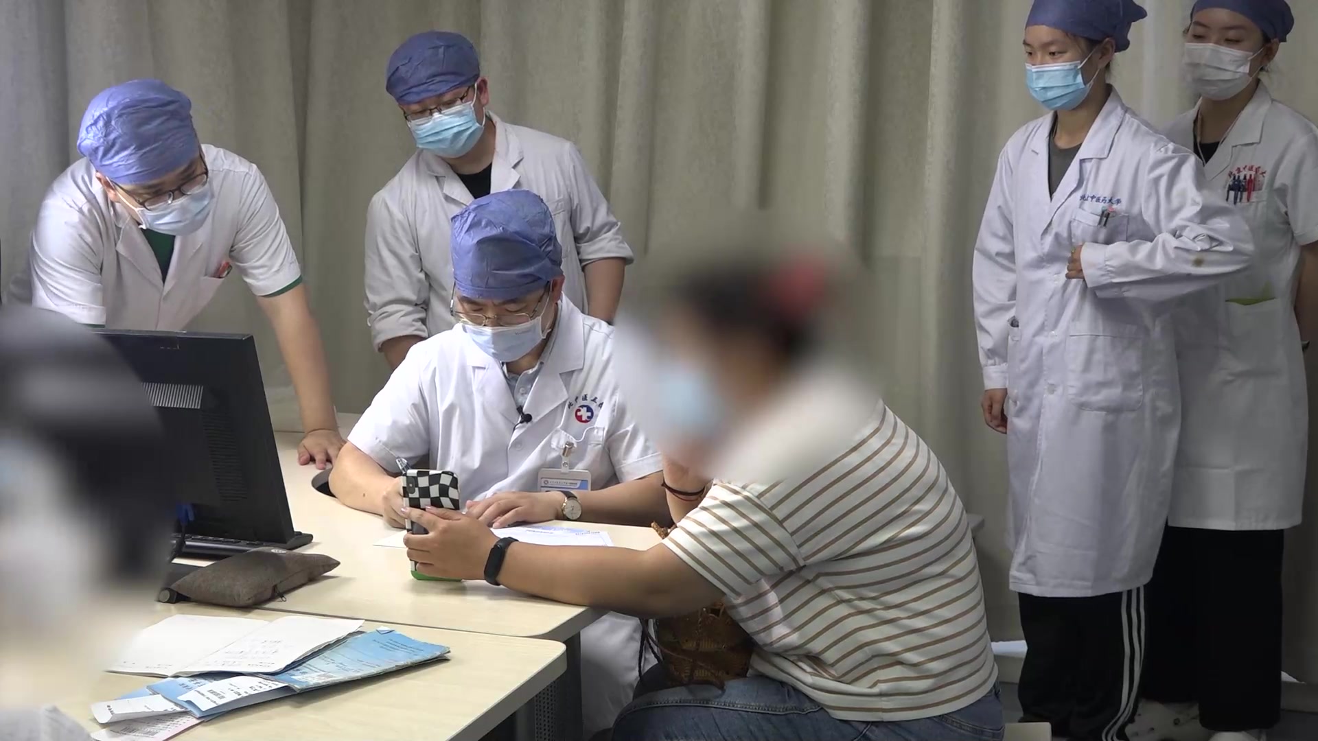 气滞血瘀痹阻经络：68岁女性类风湿双膝肿痛的成药接续与康复指导