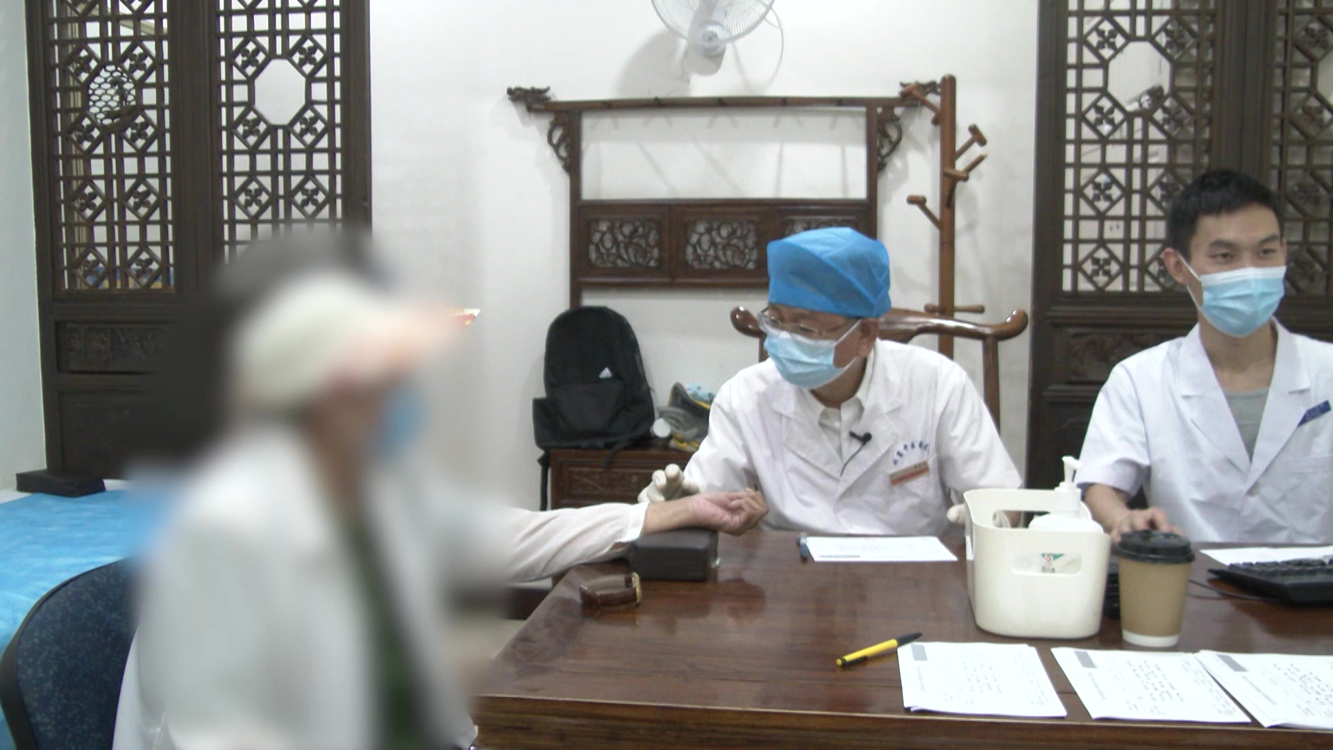 阴虚内热脾胃虚弱：74岁妇人头晕发热腹泻的调方减毒法