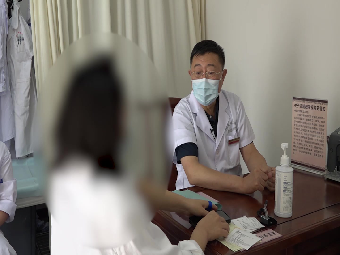 脾虚不统血兼湿热：35岁女性紫癜反复发作的健脾益气凉血法