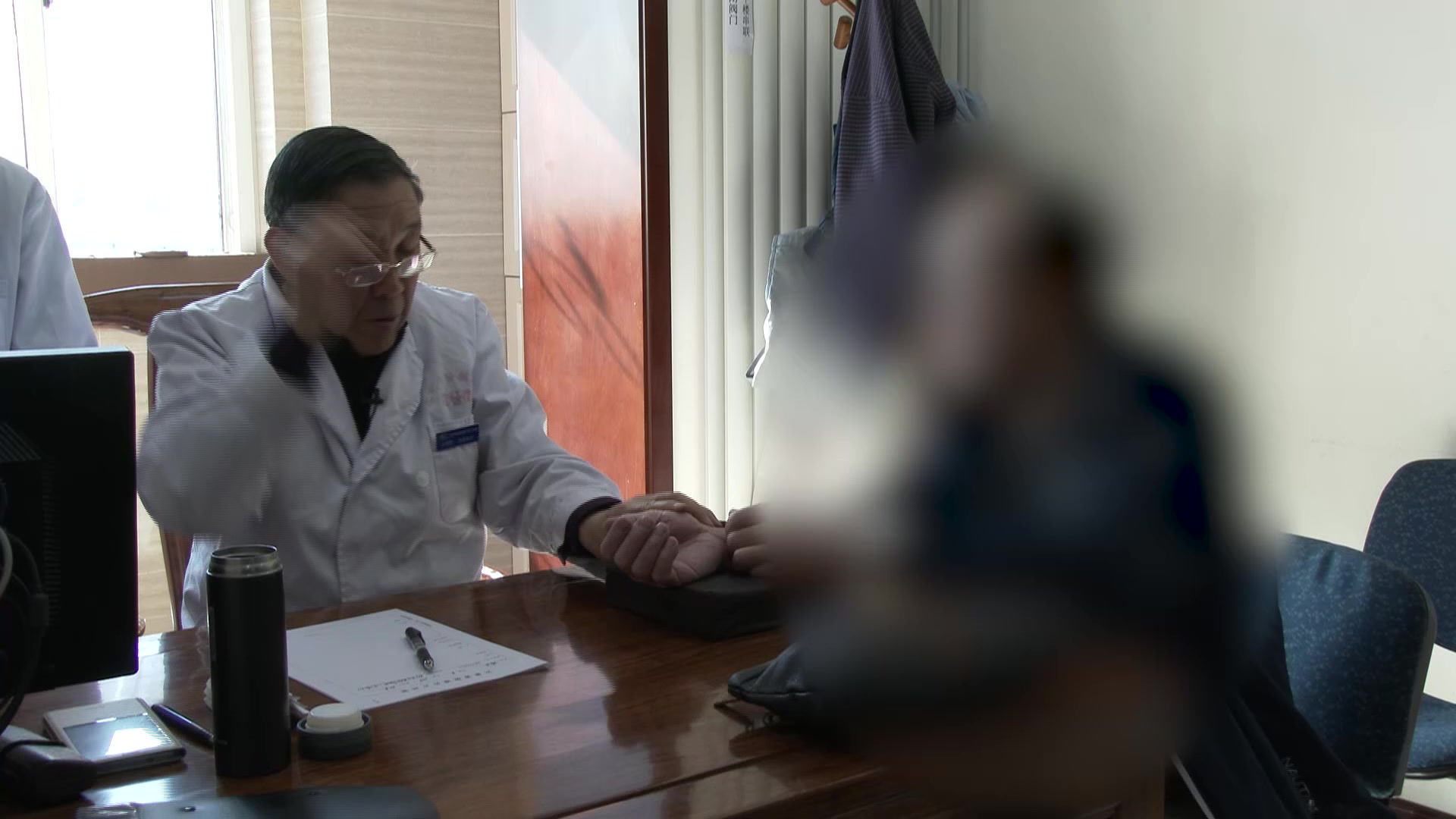 湿热中阻气机壅滞：49岁男性上吐下泻误止后胃胀痛的清热化湿理气法