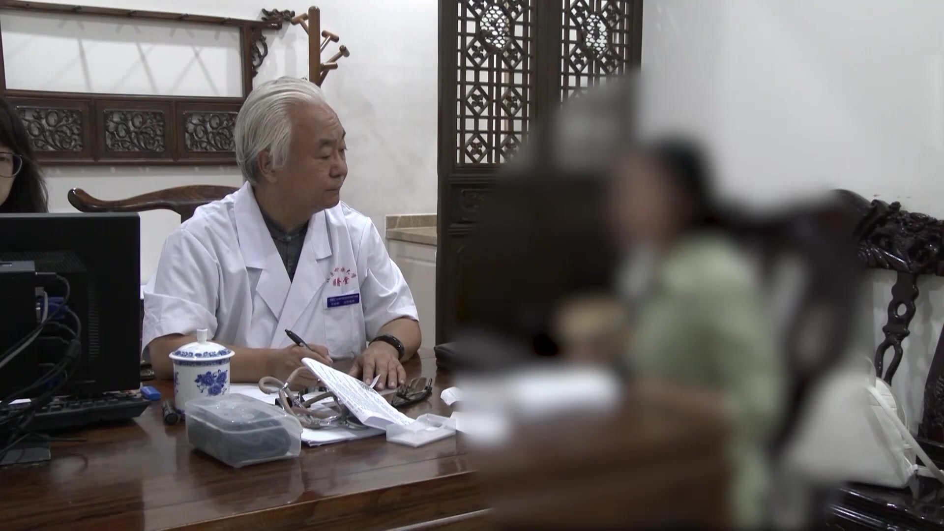 肝郁化热下焦虚冷：30岁女性胆囊息肉后背放射痛伴小腹冷痛