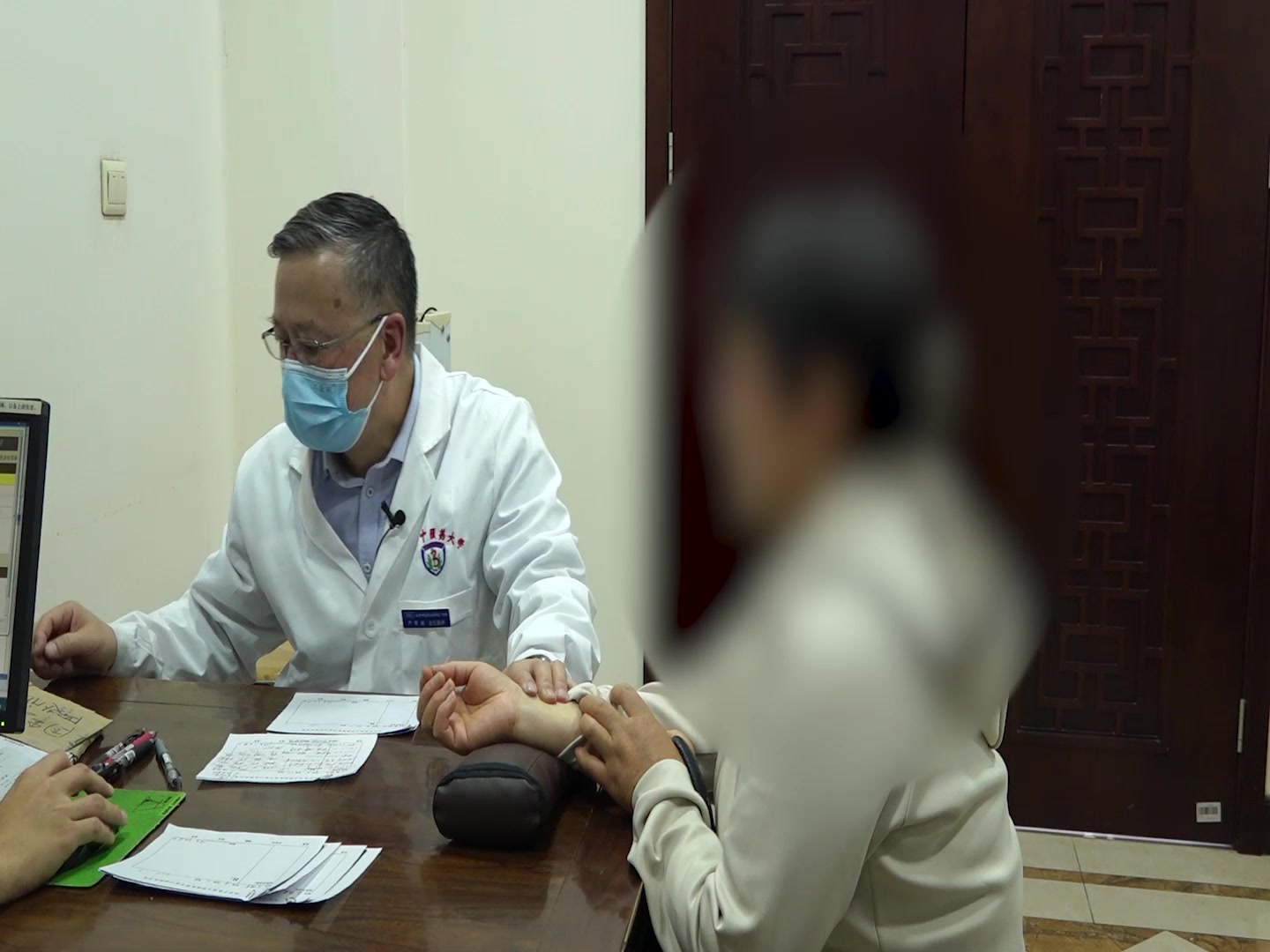 上热下寒：51岁女性口腔溃疡复诊的温清并用法
