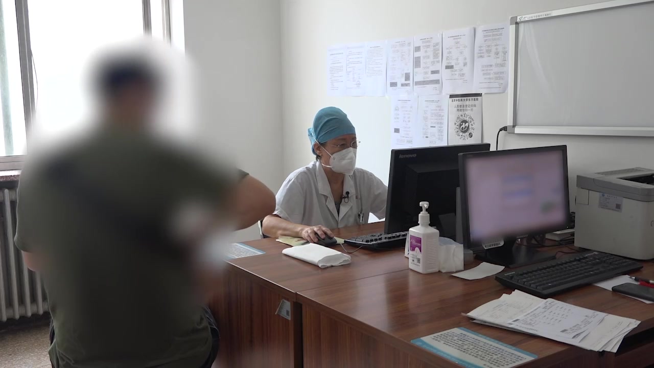 湿热阻络：35岁男性痛风脚面疼痛的消炎止痛处理