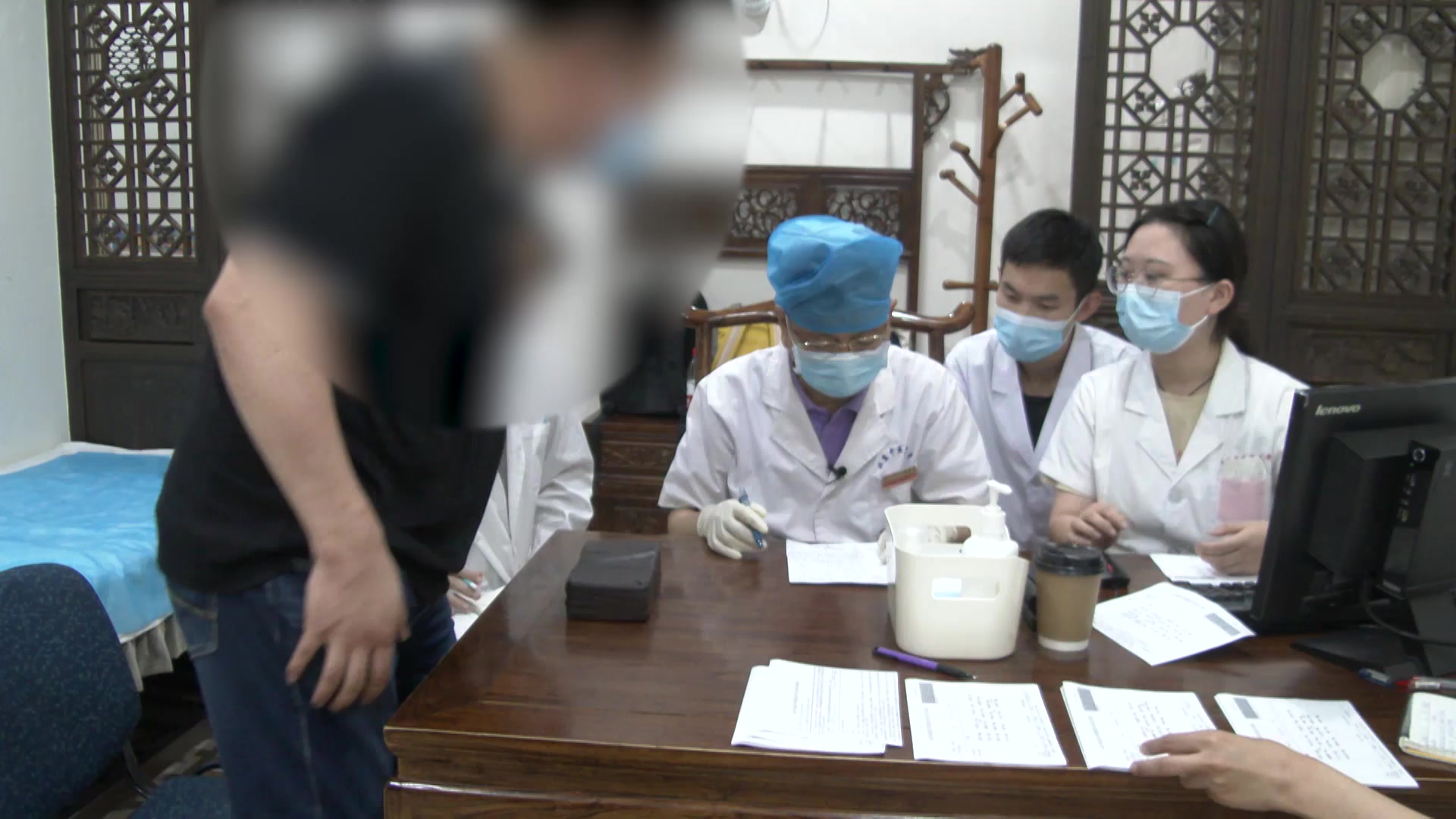 心阴阳失调湿热瘀阻：45岁男性夜间偏身汗出的从心论治与活血利湿法
