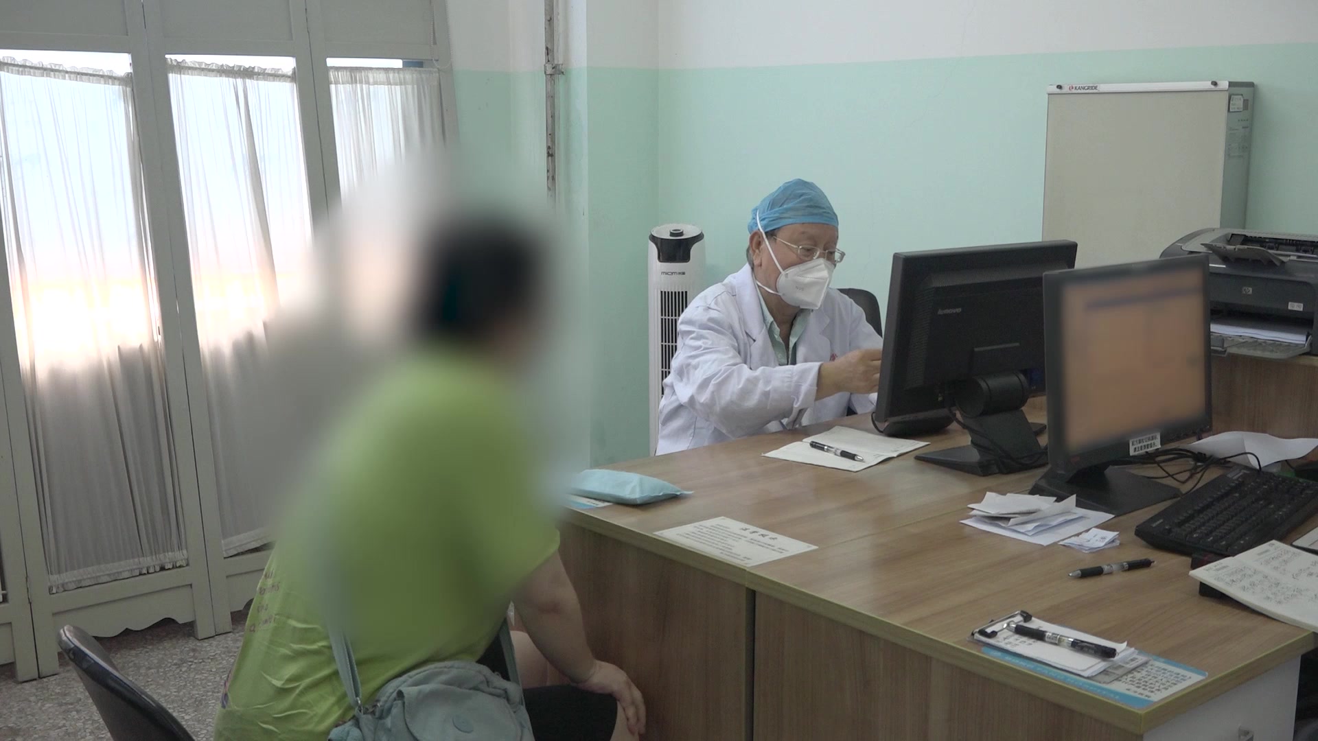 痰热阻肺扰动冲任：33岁女性腰愈后咽痒咳嗽伴月经提前的分步论治