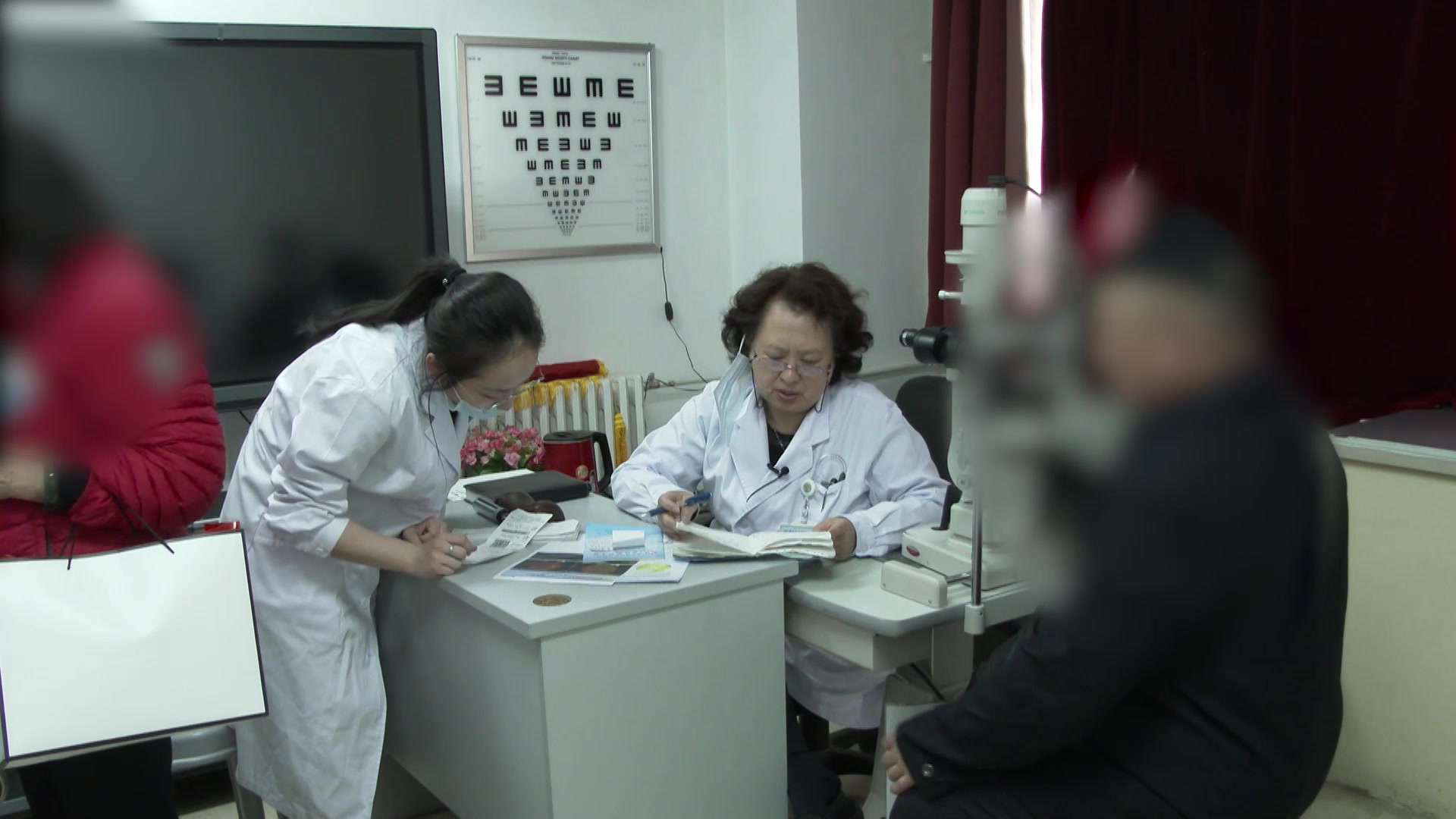 缺血性视神经病变（脉络瘀阻）：69岁男性视网膜静脉闭塞的针药结合救治时机探讨