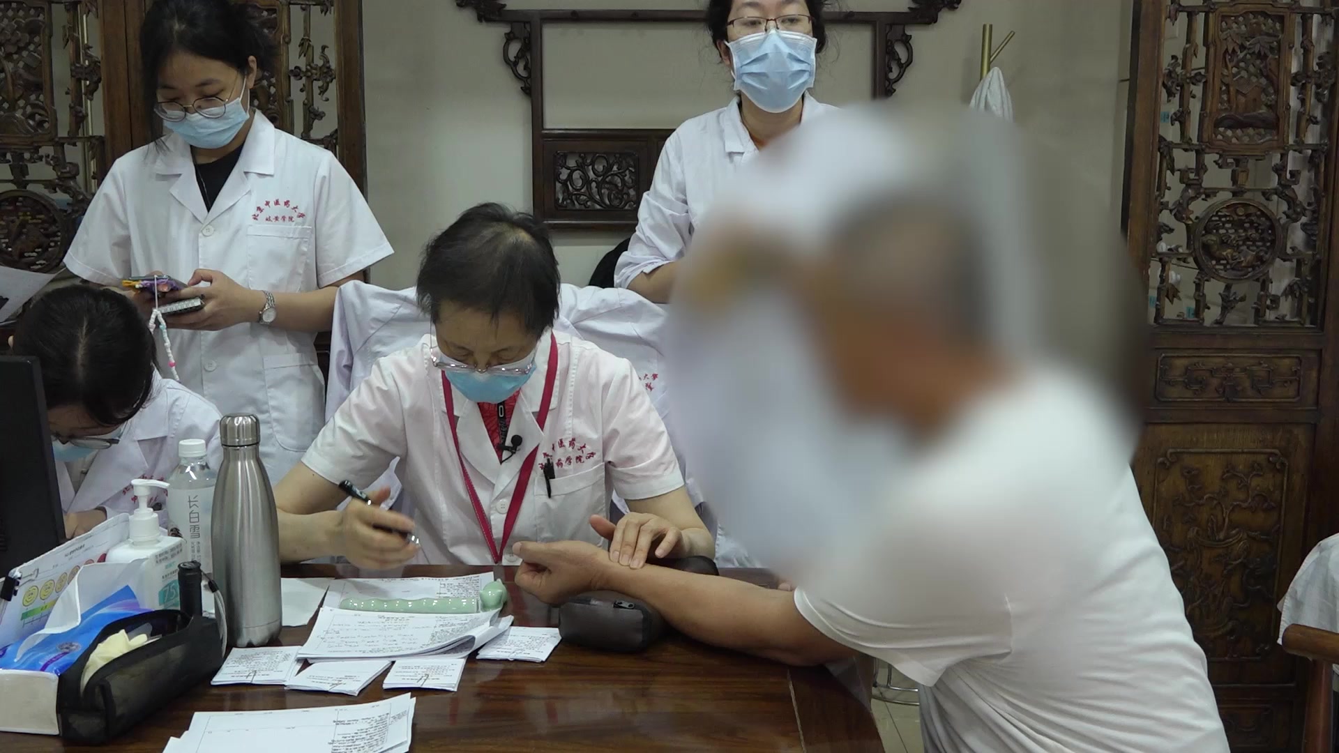 肝郁脾虚痰湿内阻：60岁男性胃胀憋气伴皮肤口黏下肢凉的综合调治