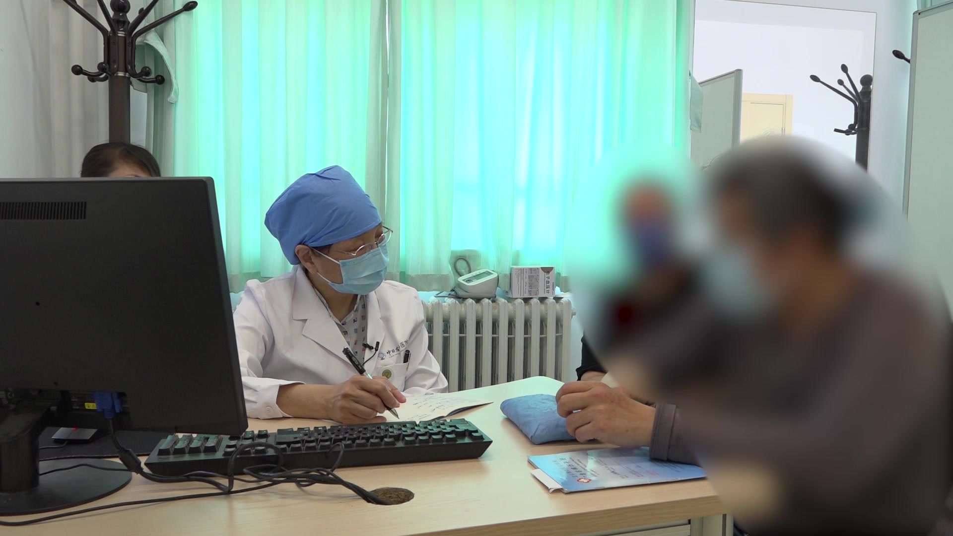 气虚湿阻瘀水互结：66岁扩心病患者轻度浮肿的健脾活血利水法
