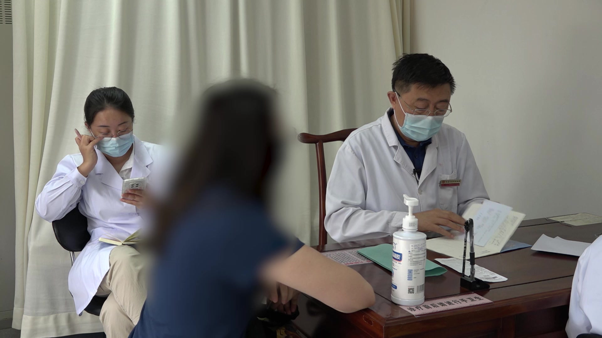 湿热内蕴肝肾不足：31岁女性荨麻疹脱发痤疮的清热利湿调补法