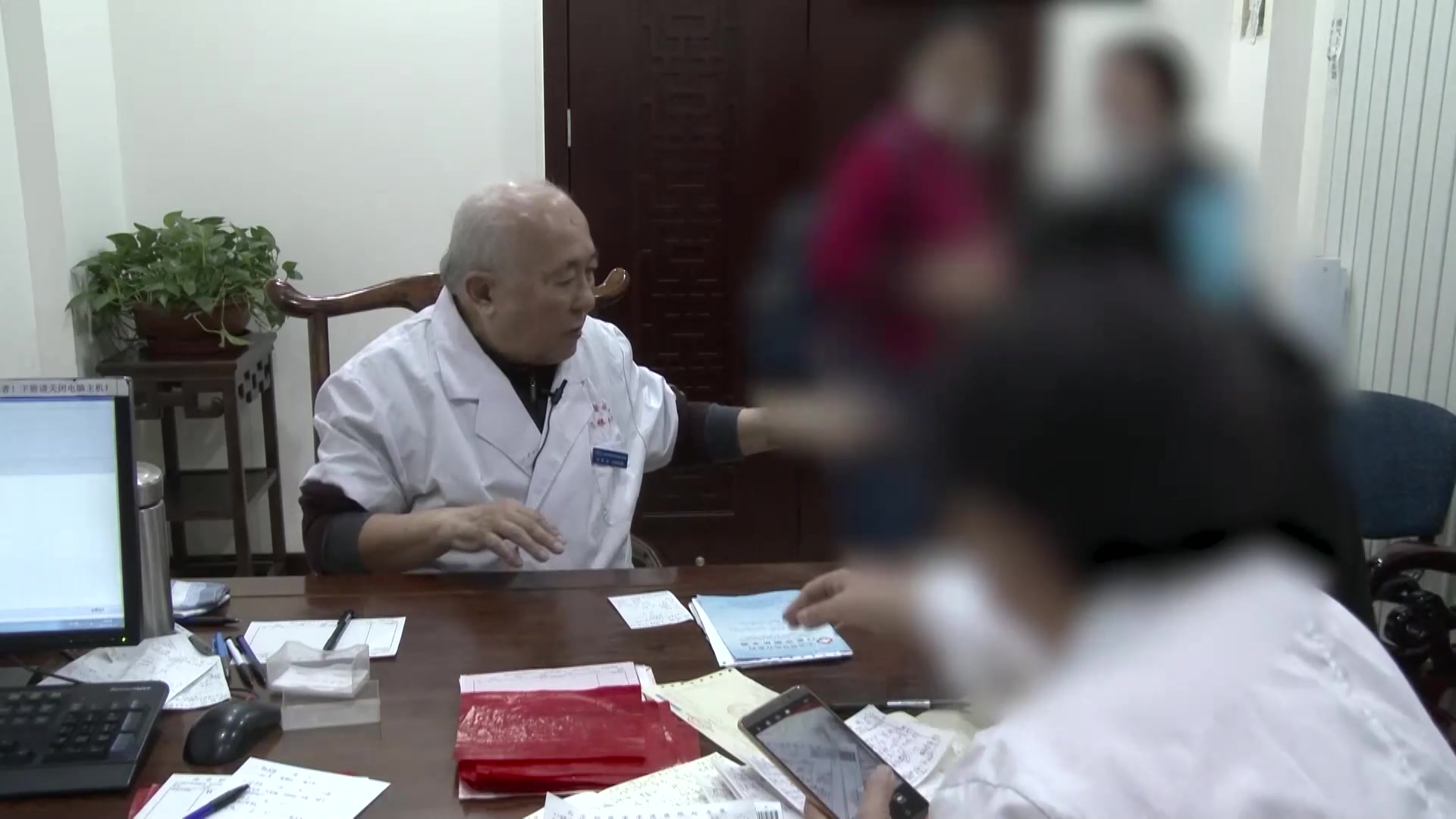 风寒束表肺热内郁：54岁男性过敏性鼻炎清涕复发 疏风清热宣肺