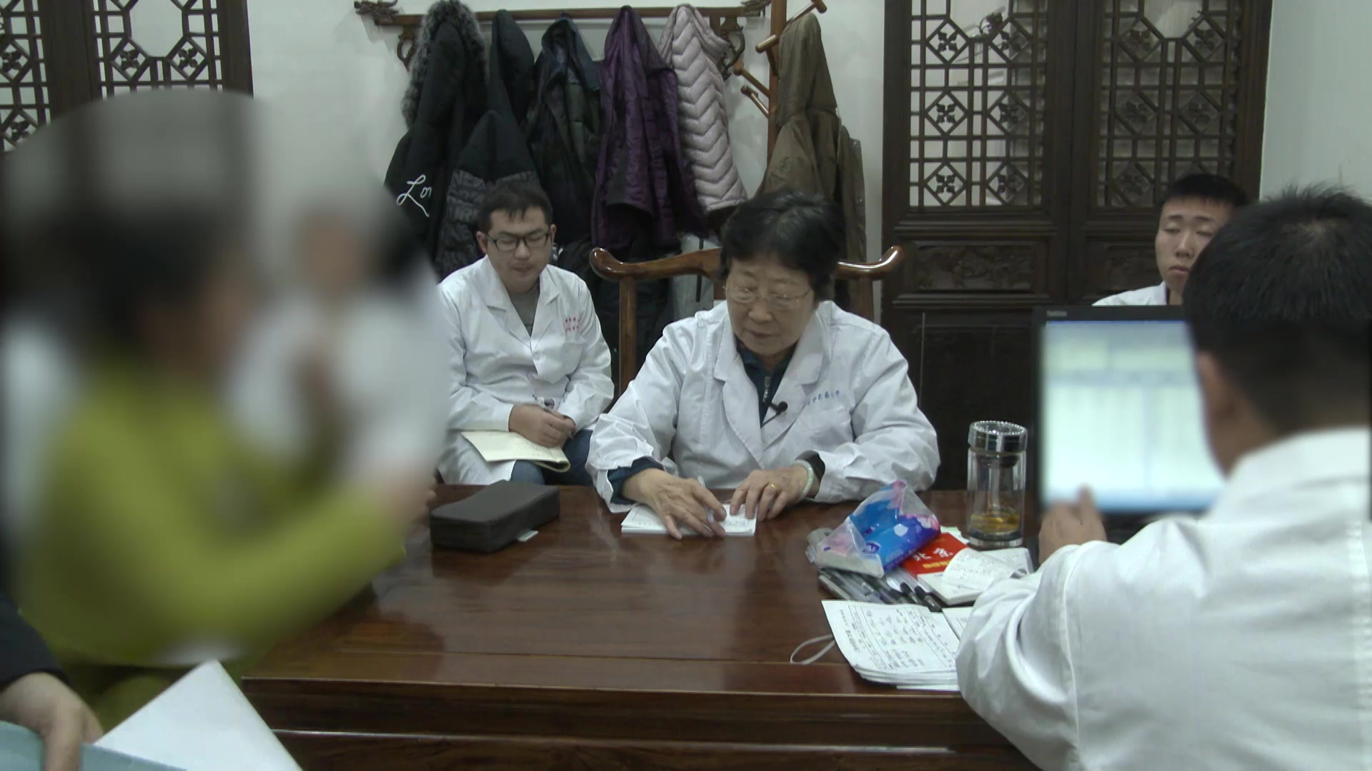 湿热内蕴阴阳不调：34岁女性半边脸热凉伴带下疖肿的清热利湿法