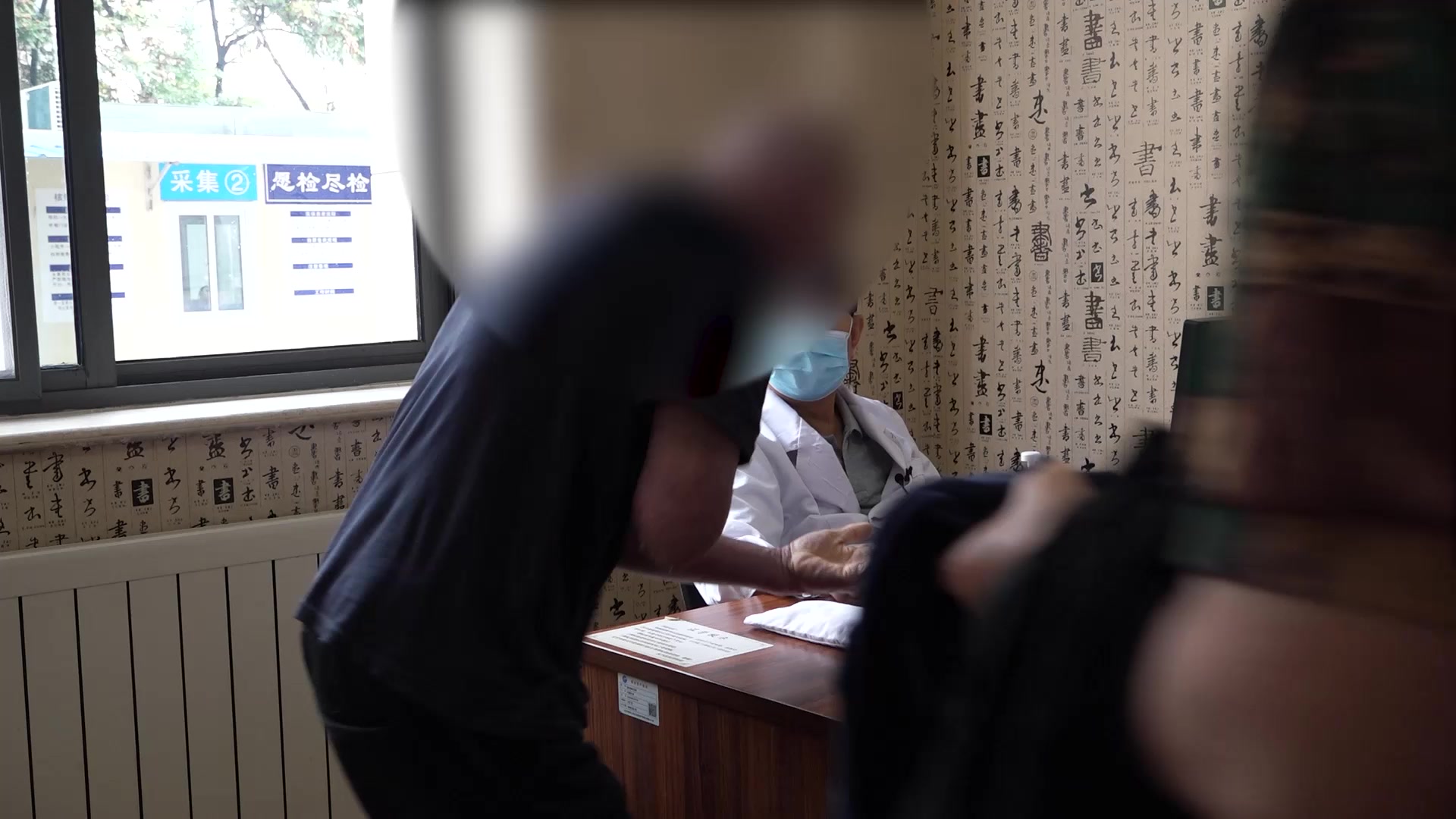 热毒炽盛血热挟湿：63岁男性红皮病重症的清热凉血解毒利湿法