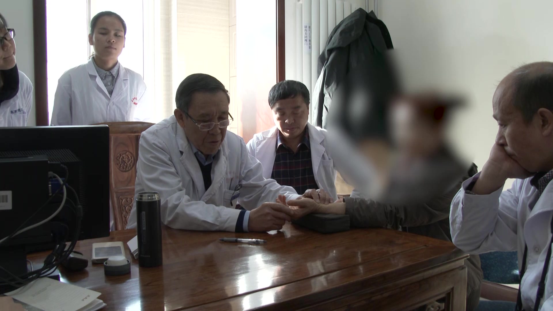 血虚风袭肝胃不和：64岁女性偏头痛呕吐便秘的养血调肝祛风法
