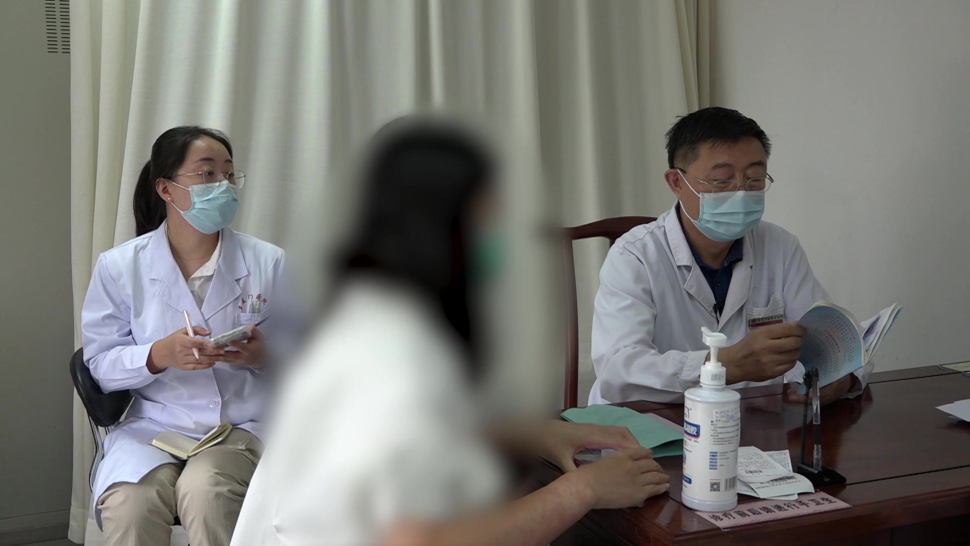 湿热蕴肤毒火炽盛：31岁女性急性湿疹全身红斑水疱的中西医结合清热利湿法