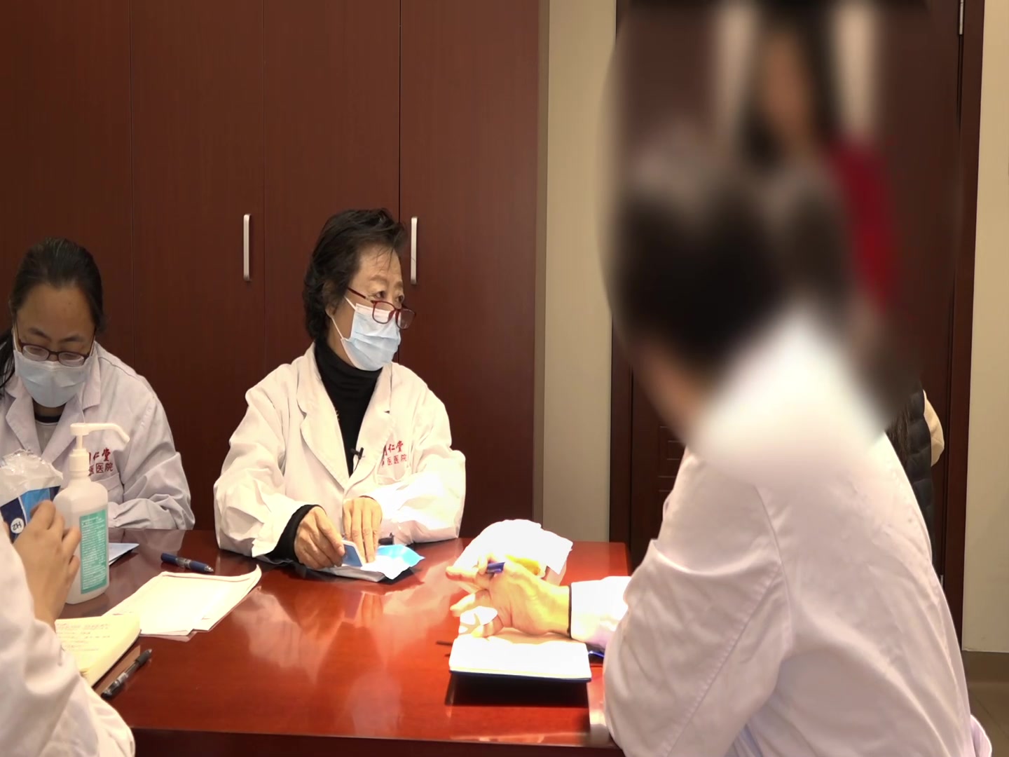 肝胆湿热兼气血失调：49岁更年期女性右胁胀满的清利湿热调阴阳法