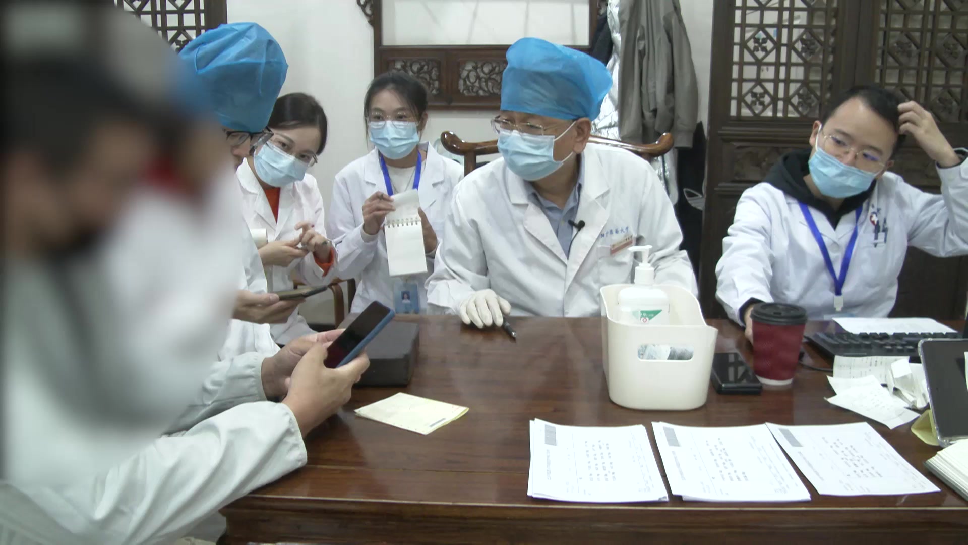 脾虚湿热证：39岁男性腹型肥胖、大便溏粘的健脾化湿清热法