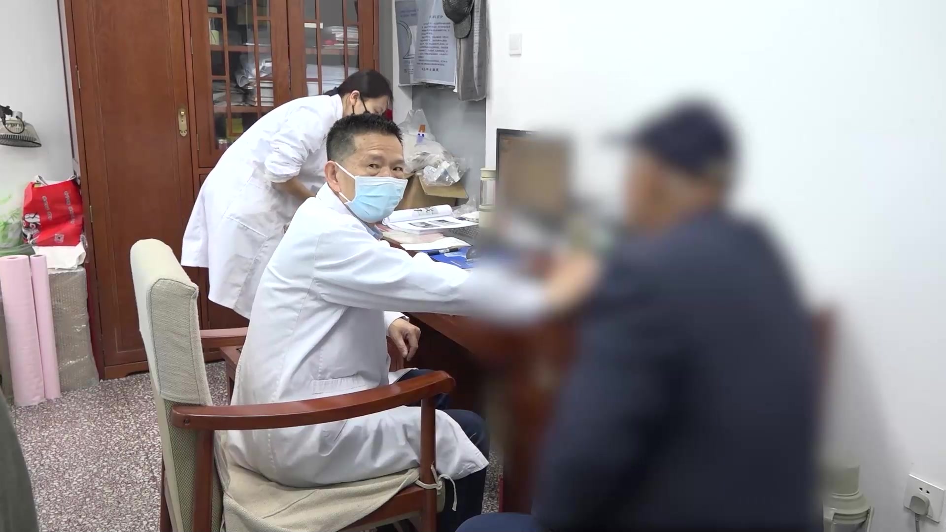 腰椎间盘突出伴有滑脱  腰疼伴有腿疼 男 67岁
