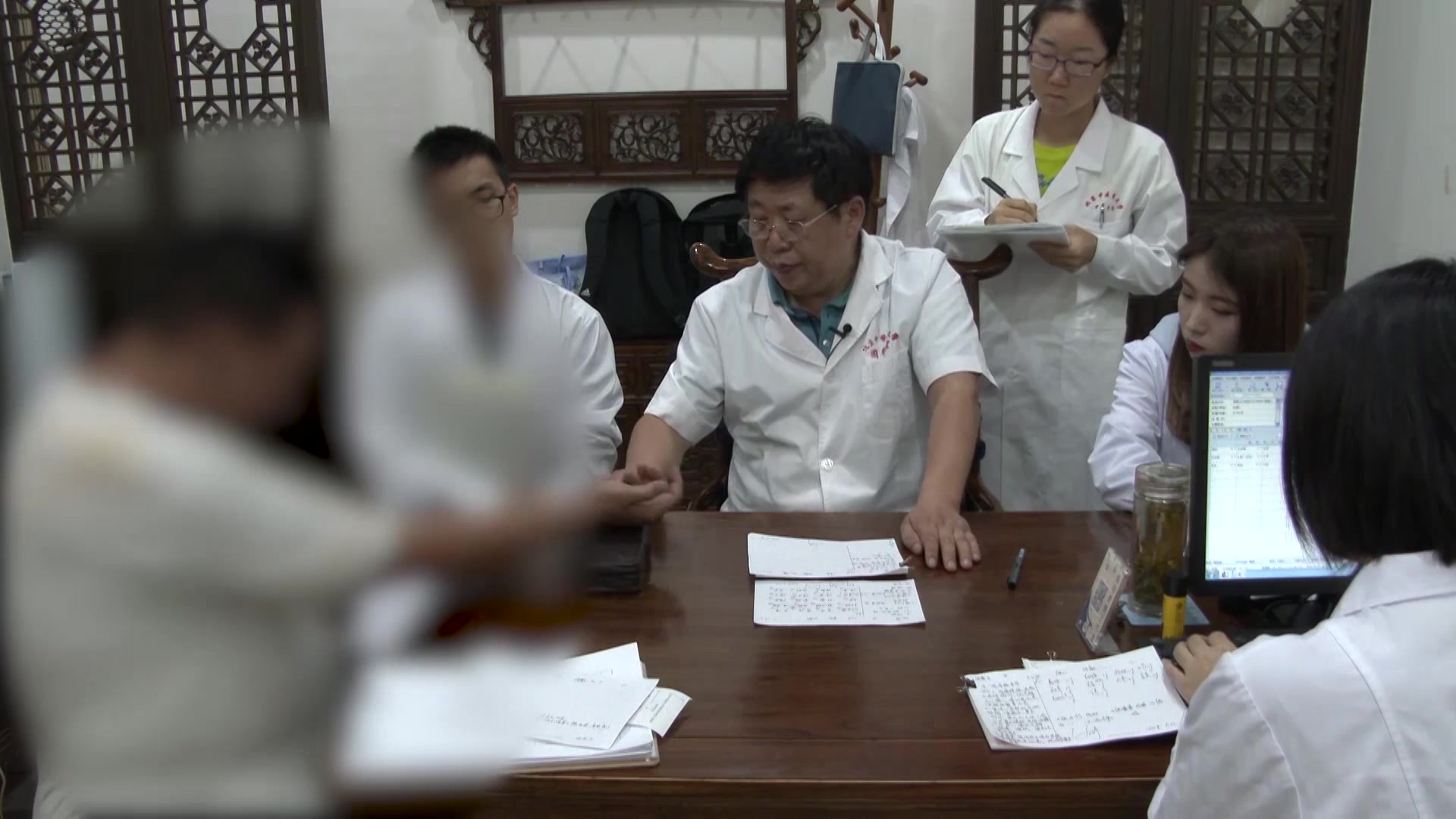 热毒壅结证：35岁男性多汗痤疮阴囊湿疹的清热解毒法