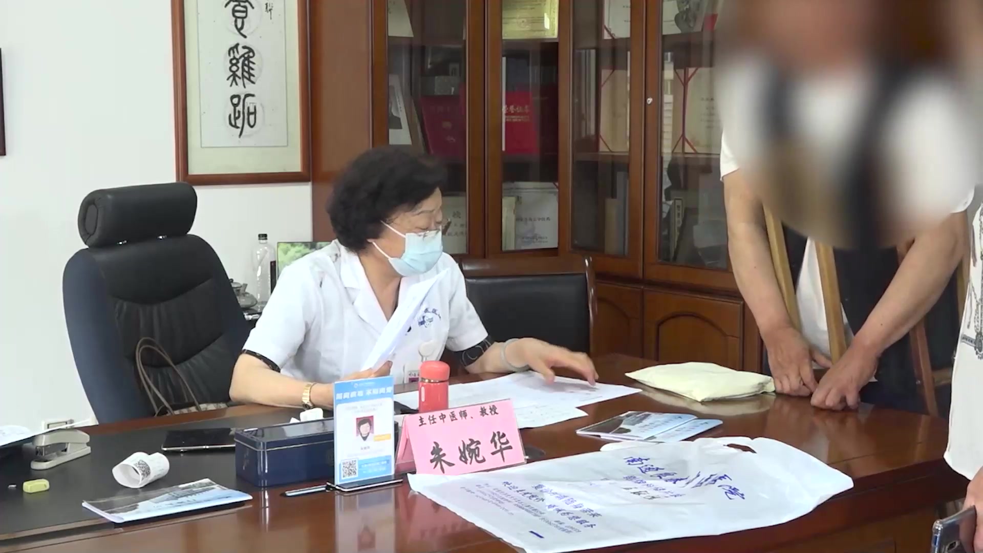 督脉阳虚痰湿阻络：67岁强直性脊柱炎患者颈腰僵痛的先清后补治法