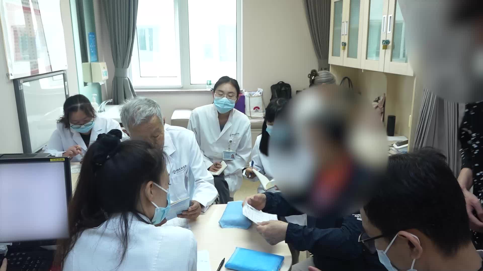 气虚血瘀水湿内停：79岁冠心病胸痛缓解后生鸡内金调治