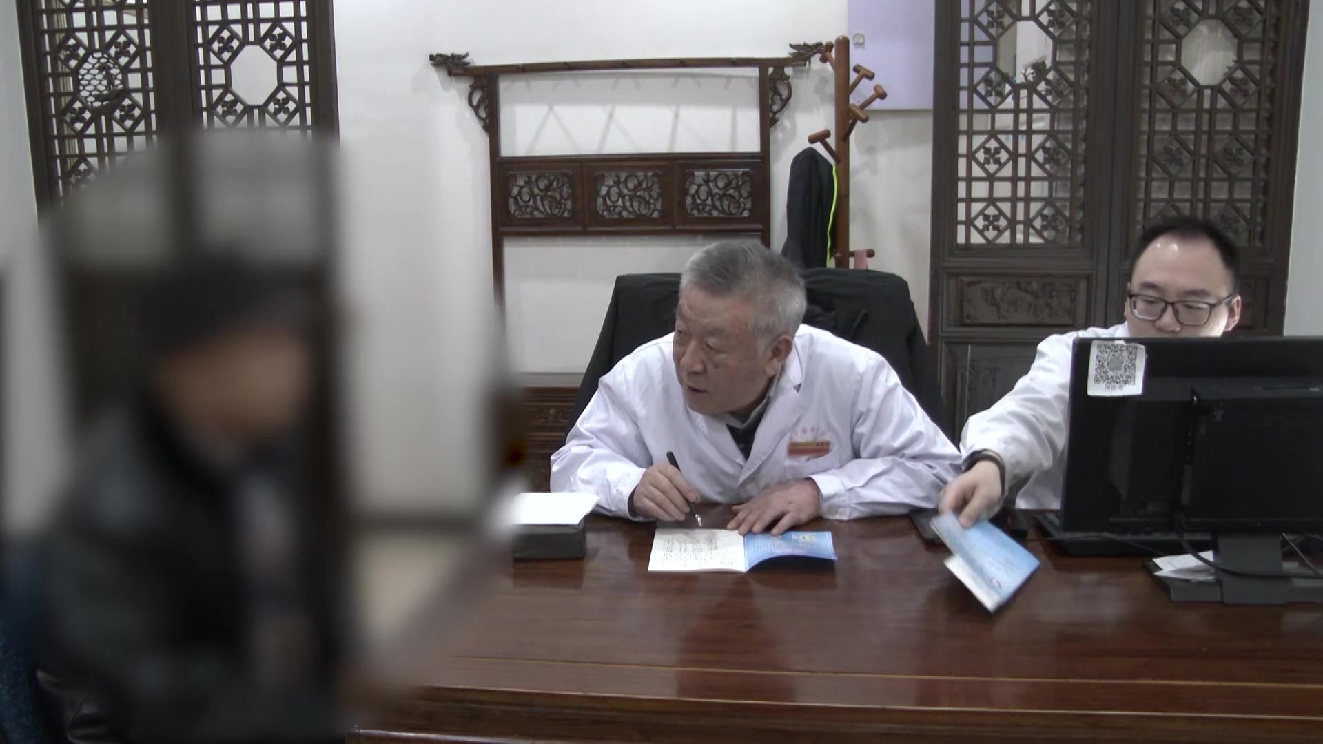 脾虚湿困：66岁肺癌肝癌患者服药后胃胀乏力的健脾化湿法