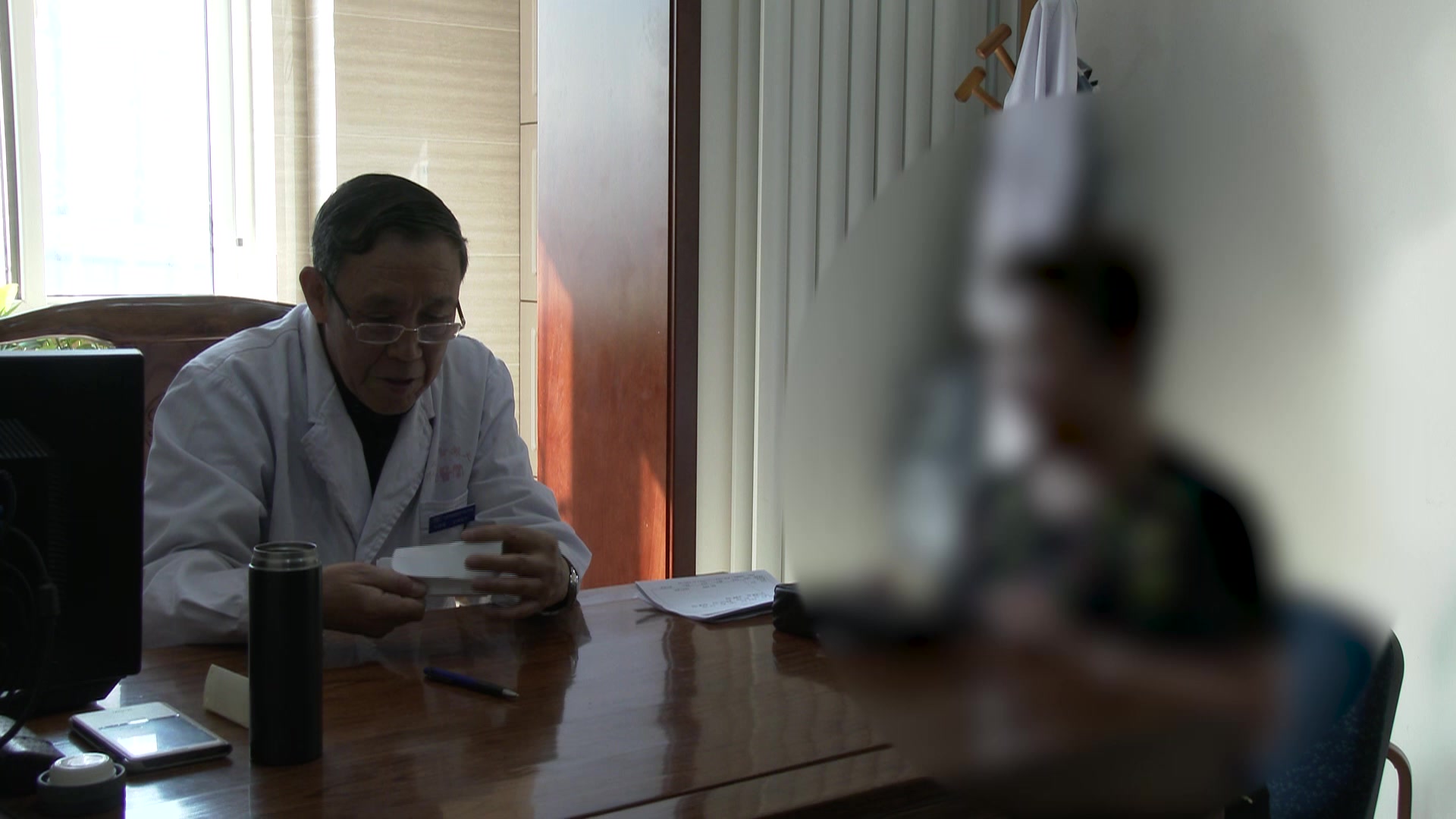 肝郁气滞痰湿郁热：54岁更年期女性眩晕的化痰清热平肝法
