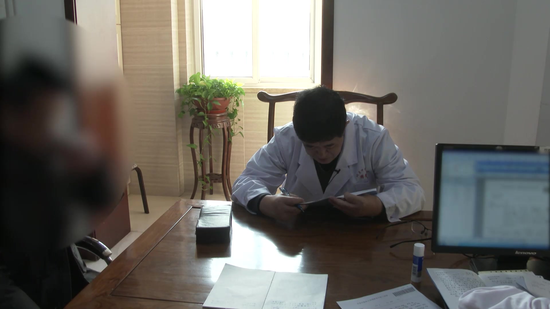 肝胆湿热内扰：21岁考研男生胸闷憋气5月余的清利湿热法