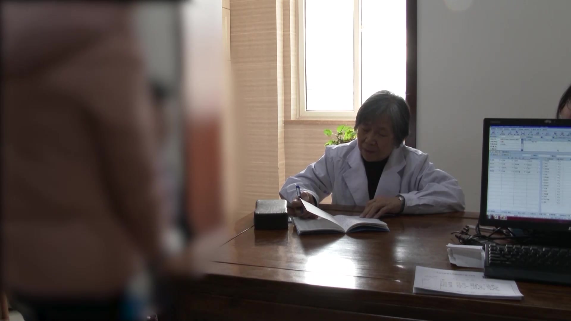 阴虚火旺：67岁女性盗汗好转后失眠口苦的滋阴降火巩固法