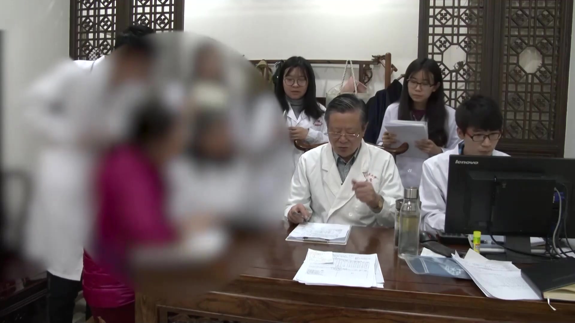 过敏体质瘾疹：50岁女性反复风团水肿的急症风险管控与中药阻断治疗