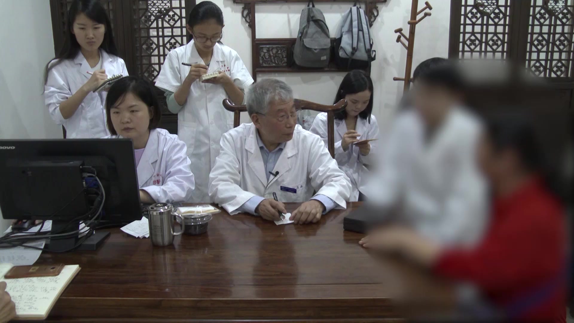 肝郁化热心神不宁：52岁更年期女性胸闷心烦的疏肝清热法