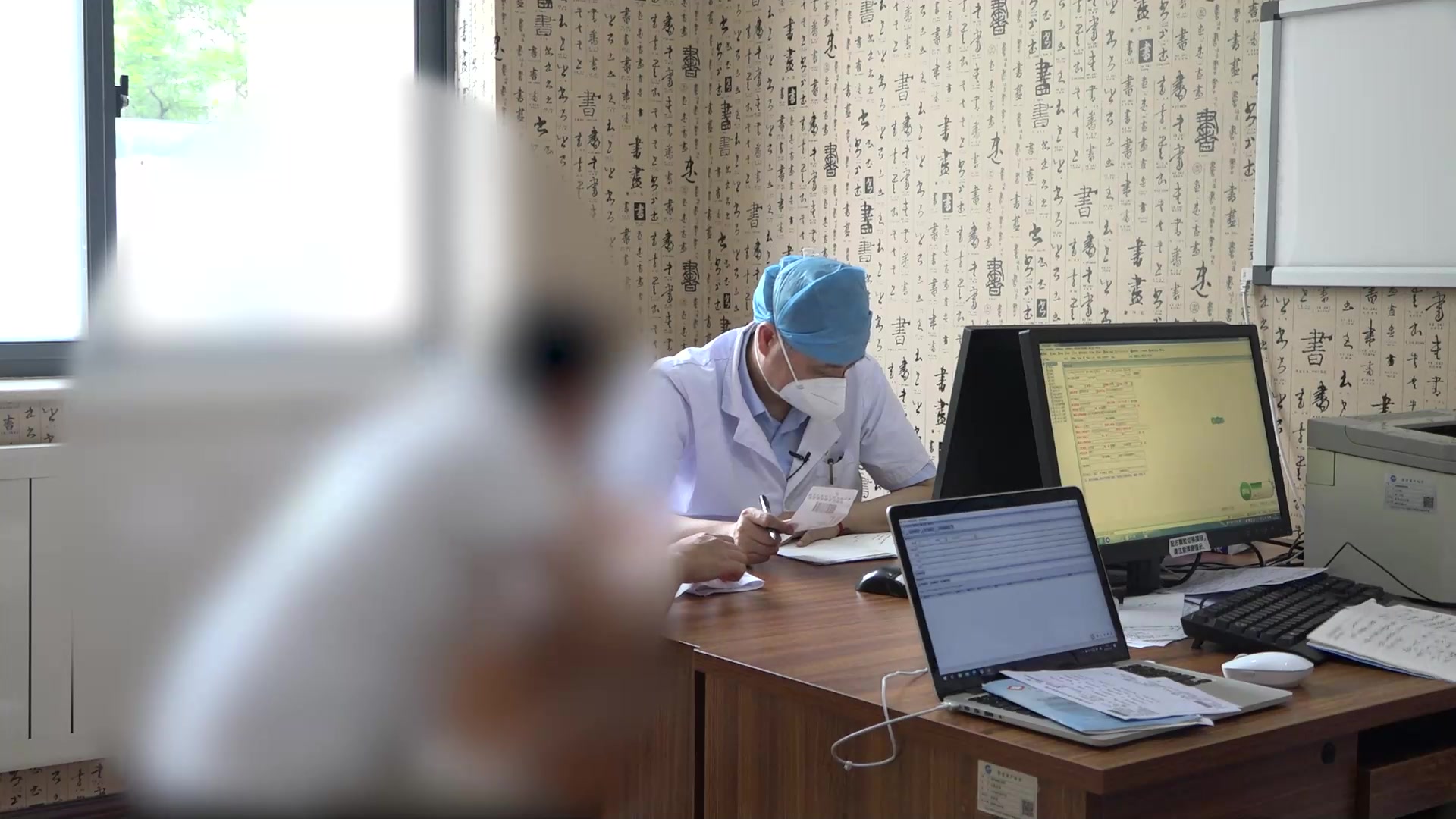 脾虚湿热瘀阻：33岁男性溃疡性结肠炎缓解期右腹肠鸣之健脾行气安神法