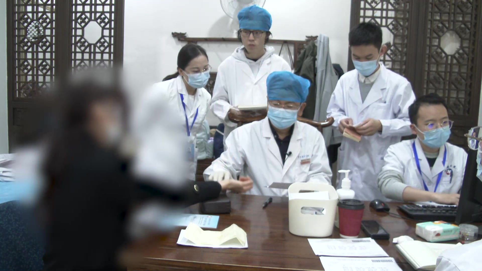 肝郁脾虚，湿热下注：52岁女性白带过多伴胃胀的疏肝升阳除湿法