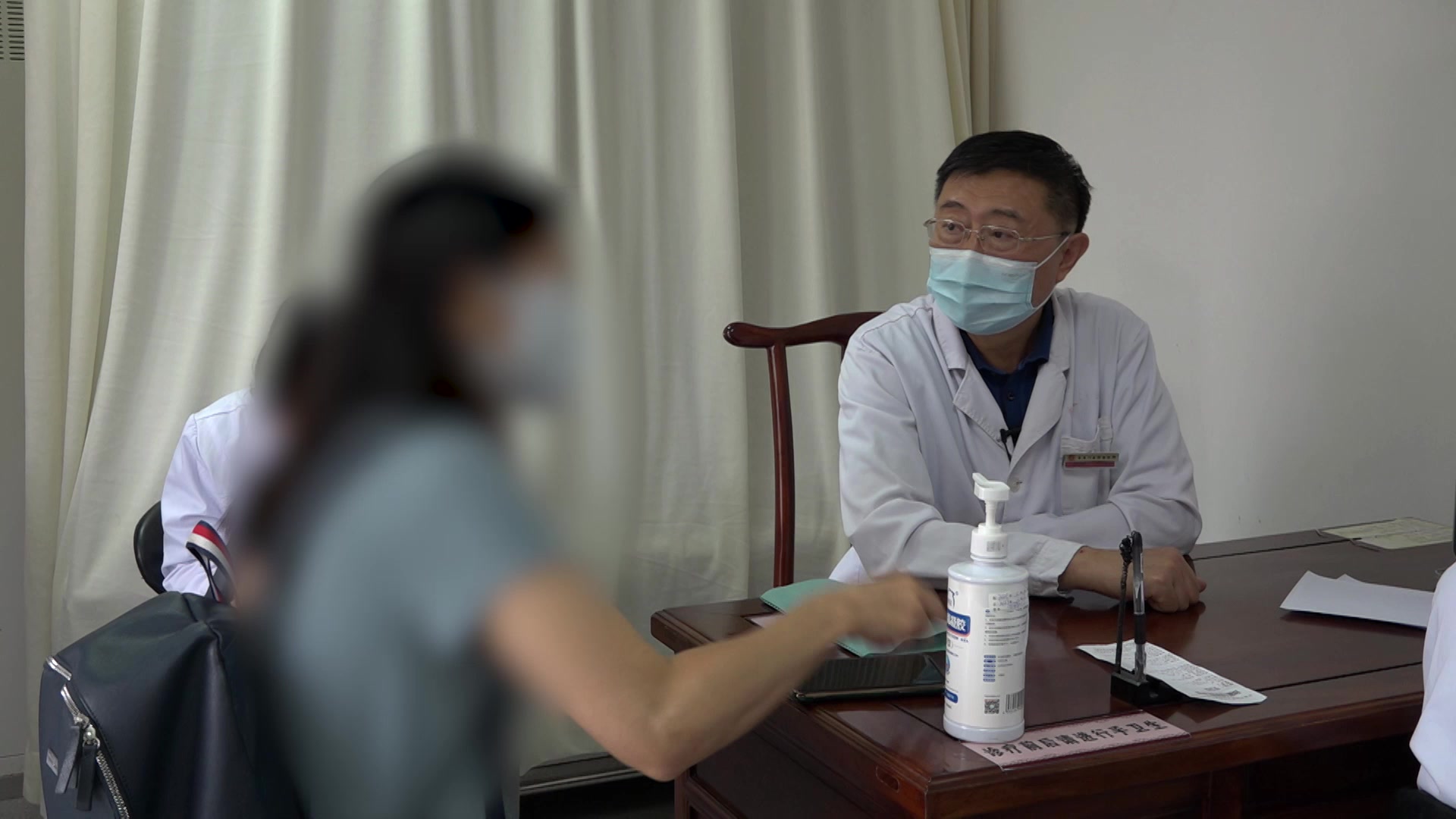湿热蕴肤兼血瘀：36岁女性面部项背粉刺1月余的清热利湿活血法