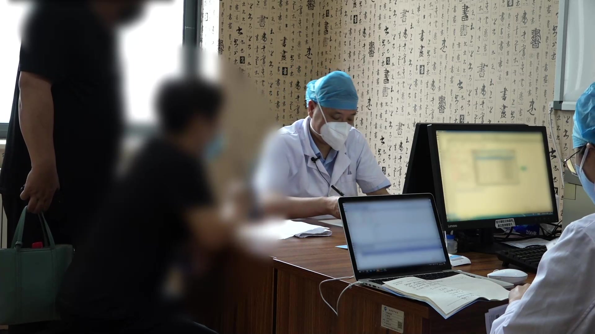 脾阳不足湿热瘀阻：46岁溃疡性结肠炎患者腹泻下坠的中西药并治