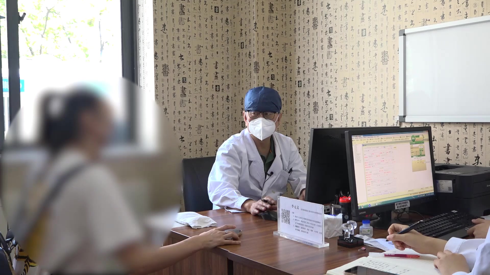 脾虚湿热蕴肤：25岁掌跖脓疱病反复发作的清热利湿凉血解毒法