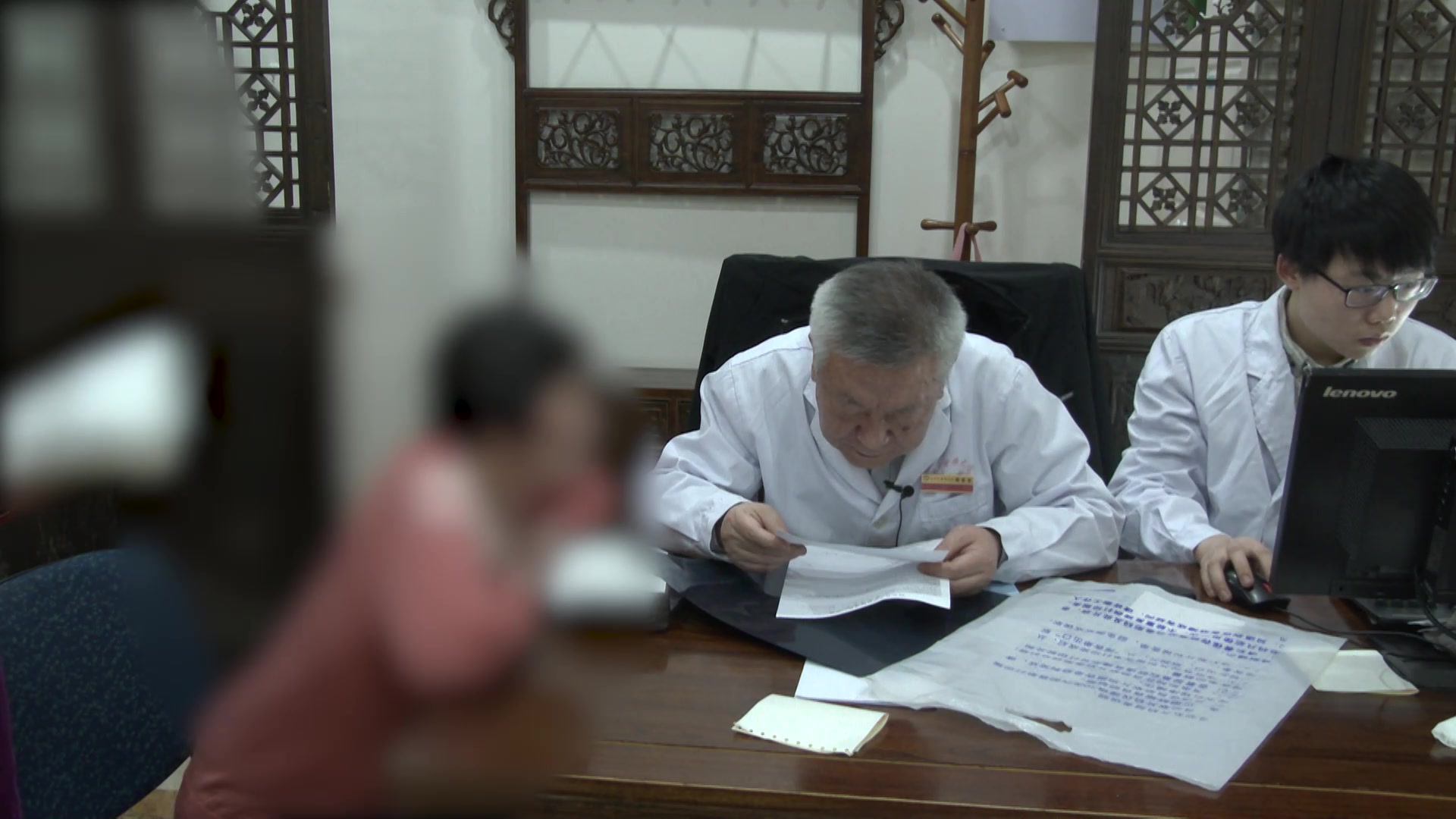 痰湿内蕴，经脉失养：63岁肺癌术后咽部黏痰与肩背空痛的中医调治