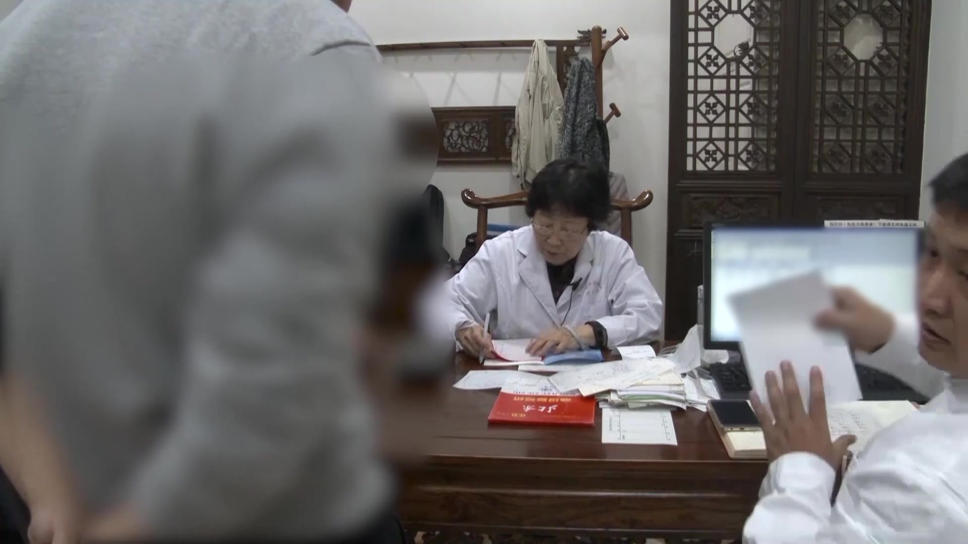 肝郁化火证：67岁女性失眠心慌伴烘热汗出的疏肝泻火法