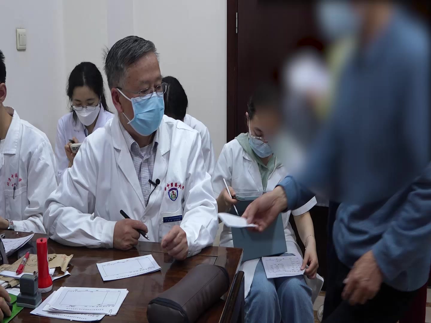 余邪未尽/脾胃虚寒：64岁男性感冒后胸闷咳嗽的宣肺化痰补气法
