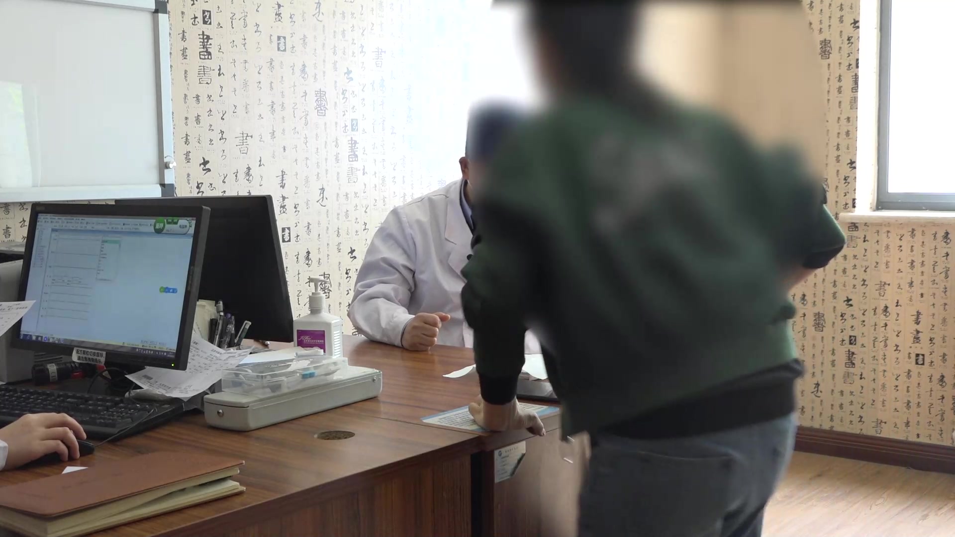 湿热内蕴气虚下陷：36岁先天髋脱位行走拖沓眼睑下垂的益气升提清湿热法