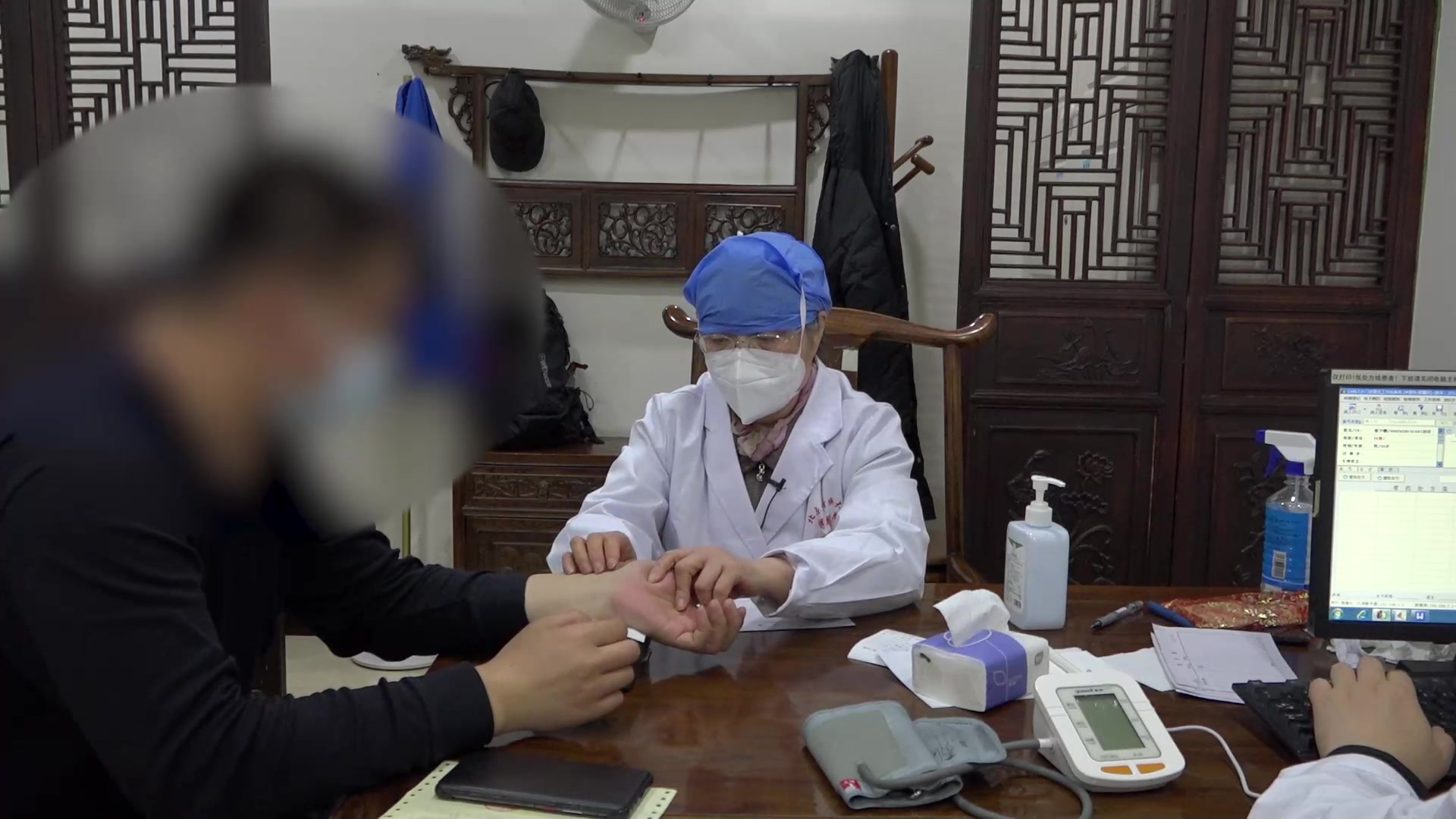 气血失调证：39岁男性气短腹胀膝关节痛的补肺疏肝通窍法