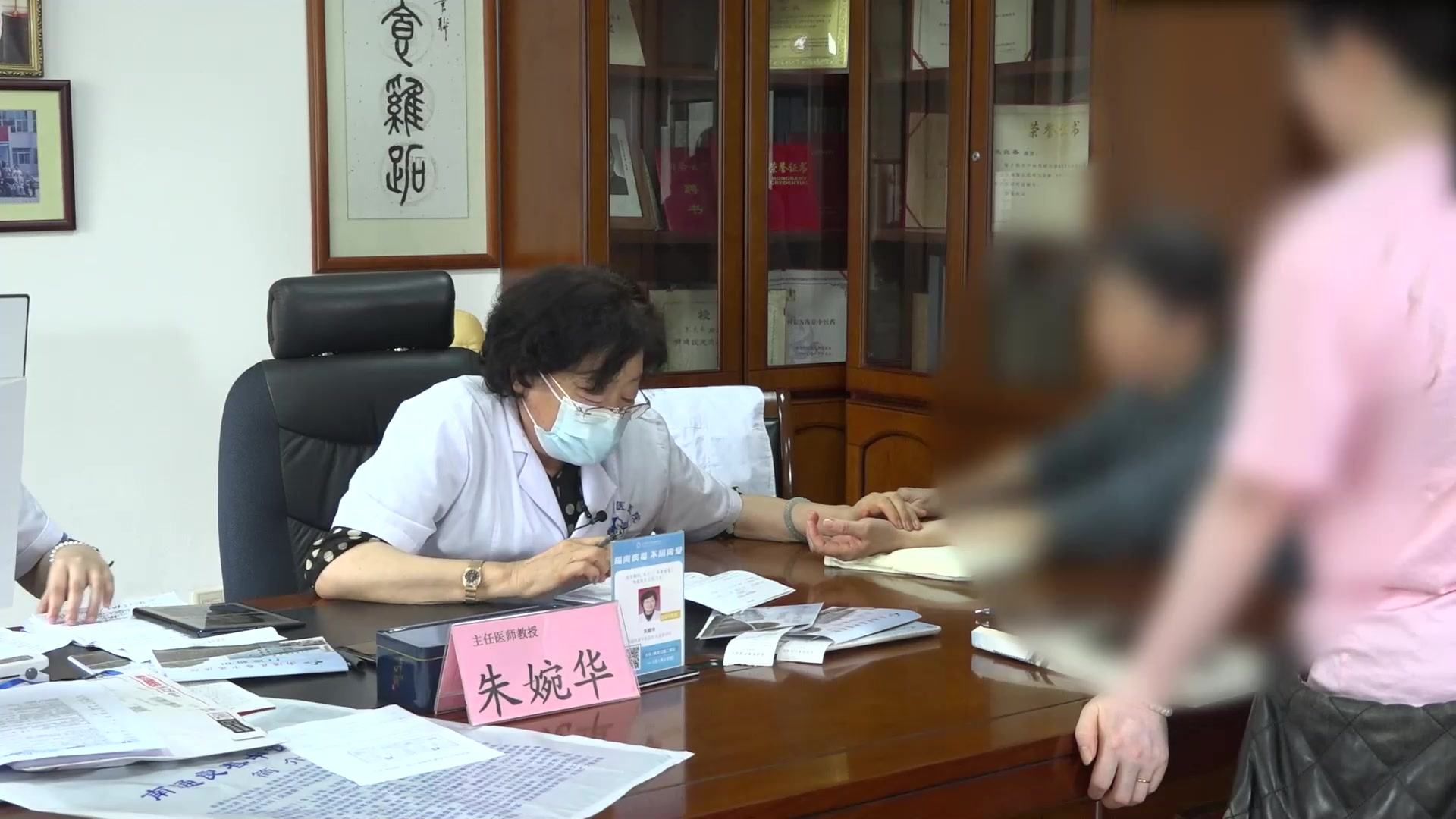 气阴两虚湿浊内停：71岁女性痛风反复发作的痛风颗粒内外兼治