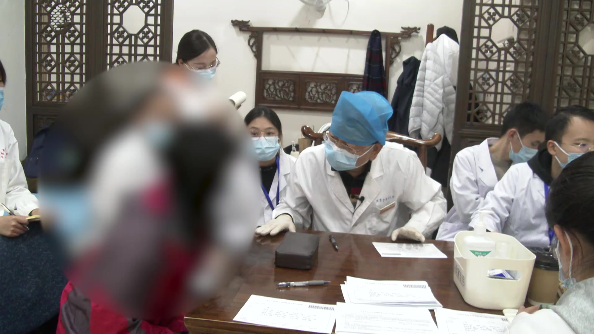气血两虚卫表不固：40岁女子手心汗出不止伴失眠的益气固表交通心肾法