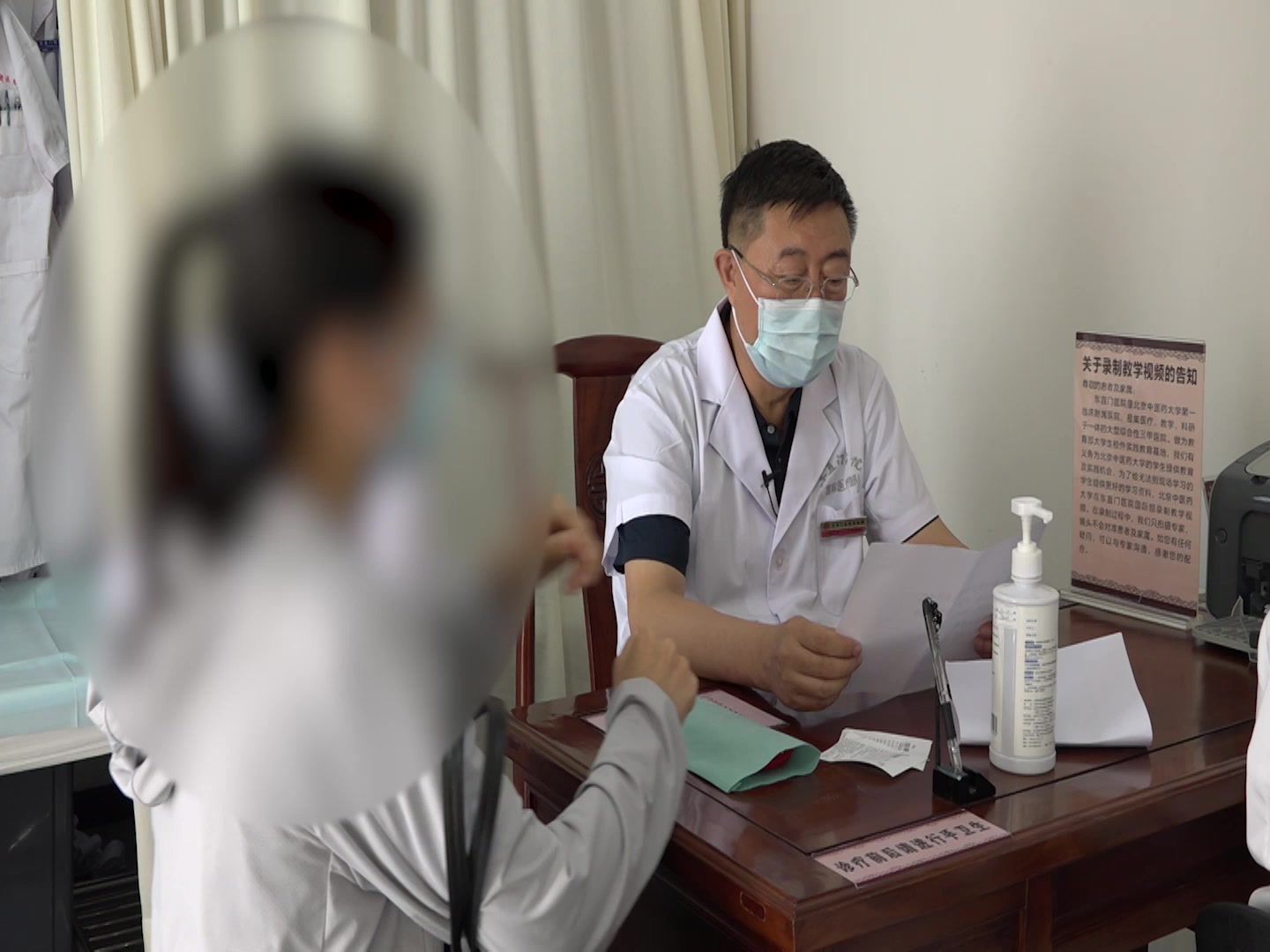脾虚湿热内蕴：37岁女性荨麻疹合并脂溢性皮炎的清热化湿法