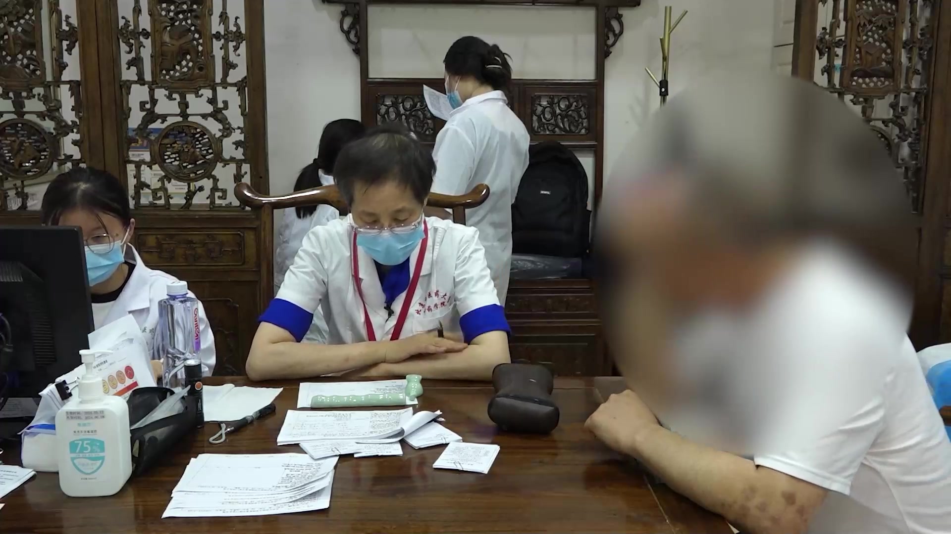 60岁男银屑病巩固期小便欠畅之解毒化浊法