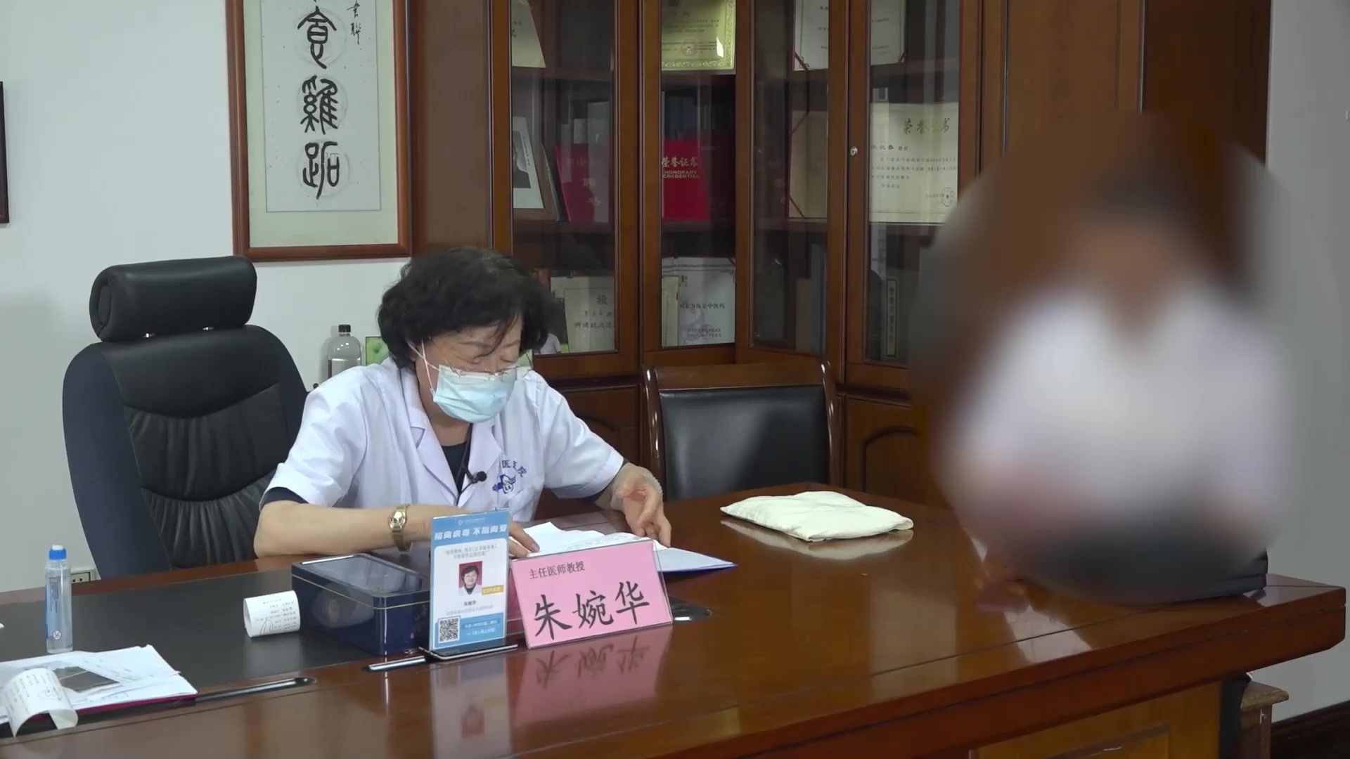 寒湿痹阻：57岁男性颈椎间盘突出手臂疼痛的中药与功能锻炼治疗
